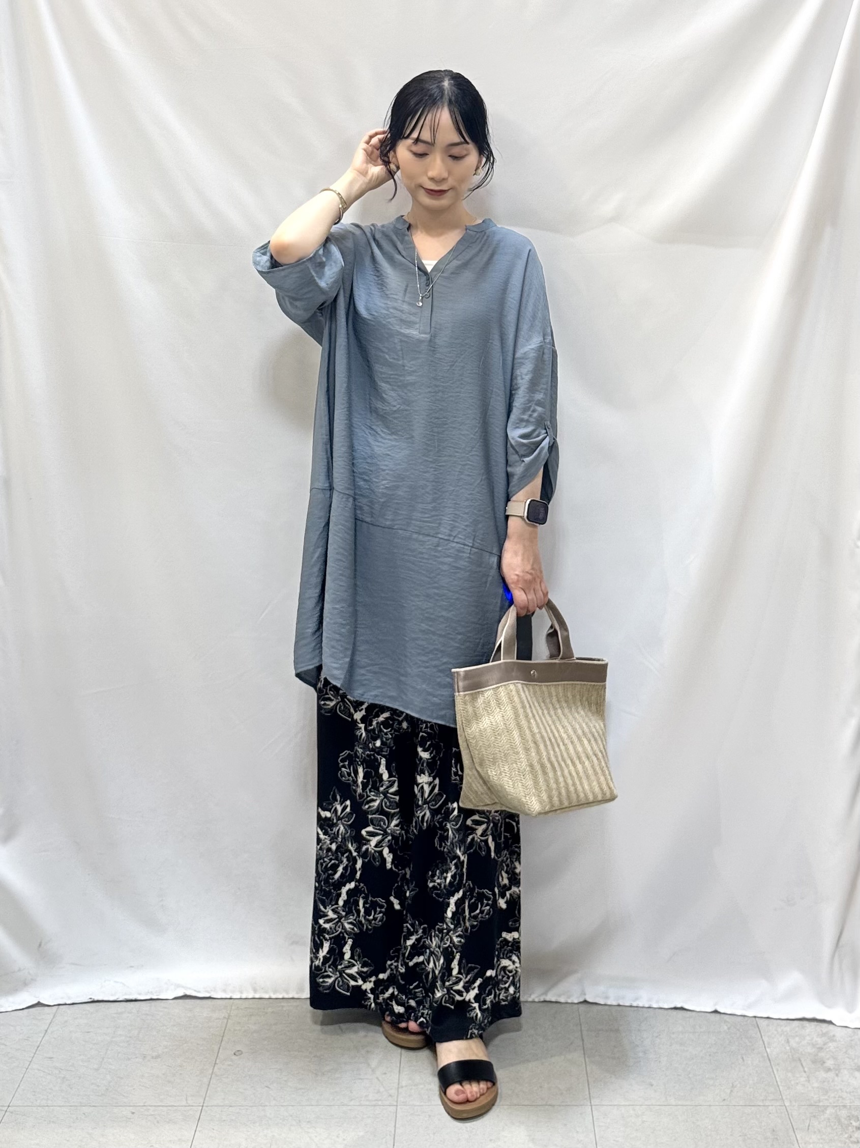 𝐇𝐢𝐫𝐨𝐦𝐢さんの「SHOO･LA･RUE｜【ひんやり/S-LL/洗濯機可】体型カバーにも スラブコクーンチュニック」を使ったコーディネート