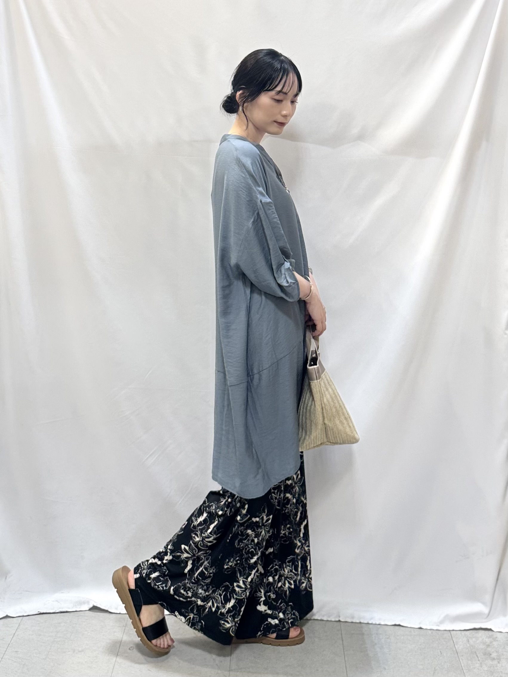 𝐇𝐢𝐫𝐨𝐦𝐢さんの「SHOO･LA･RUE｜【ひんやり/S-LL/洗濯機可】体型カバーにも スラブコクーンチュニック」を使ったコーディネート