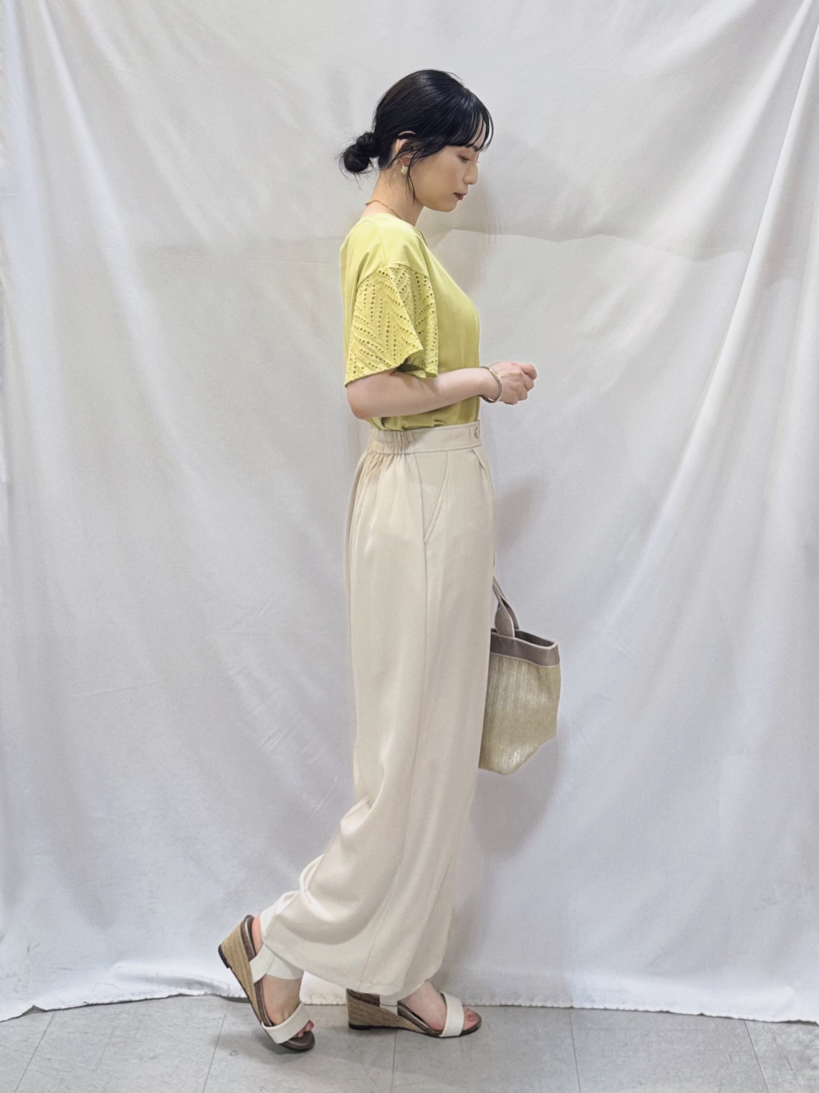 𝐇𝐢𝐫𝐨𝐦𝐢さんの「SHOO･LA･RUE｜【汗じみ防止/ひんやり/S-LL】レースが華やか お袖フレアTシャツ」を使ったコーディネート