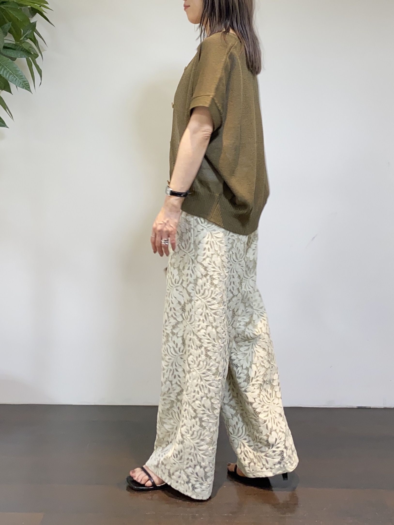 tomoさんの「UNTITLED｜【洗える/清涼感】ドライタッチスリーブレスカーディガン」を使ったコーディネート