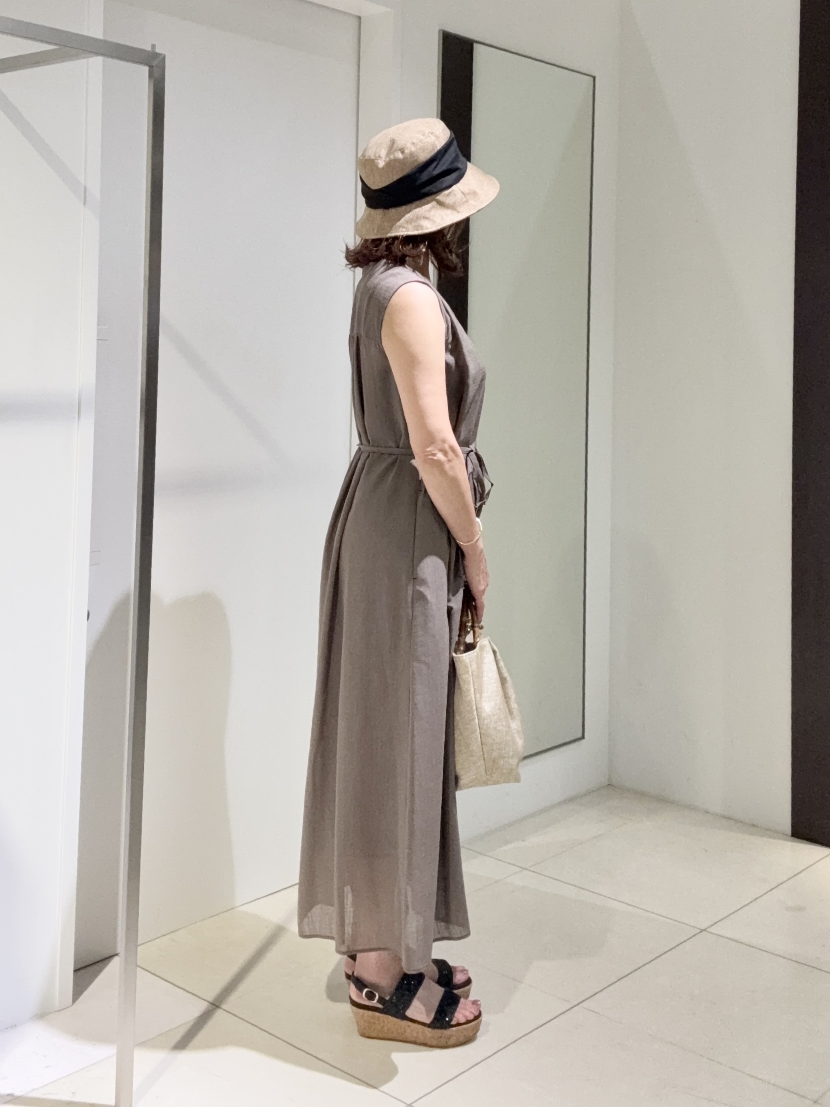 tomoさんの「UNTITLED｜【通気性/前開きボタン】シアーVネックワンピース」を使ったコーディネート