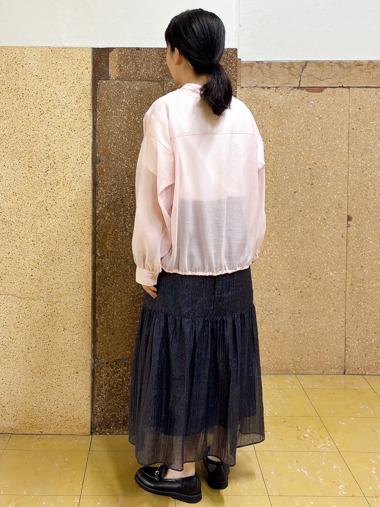 hattoriさんの「INDIVI｜【トレンド／2WAY】裾ドロスト付きシアーブラウスブルゾン」を使ったコーディネート