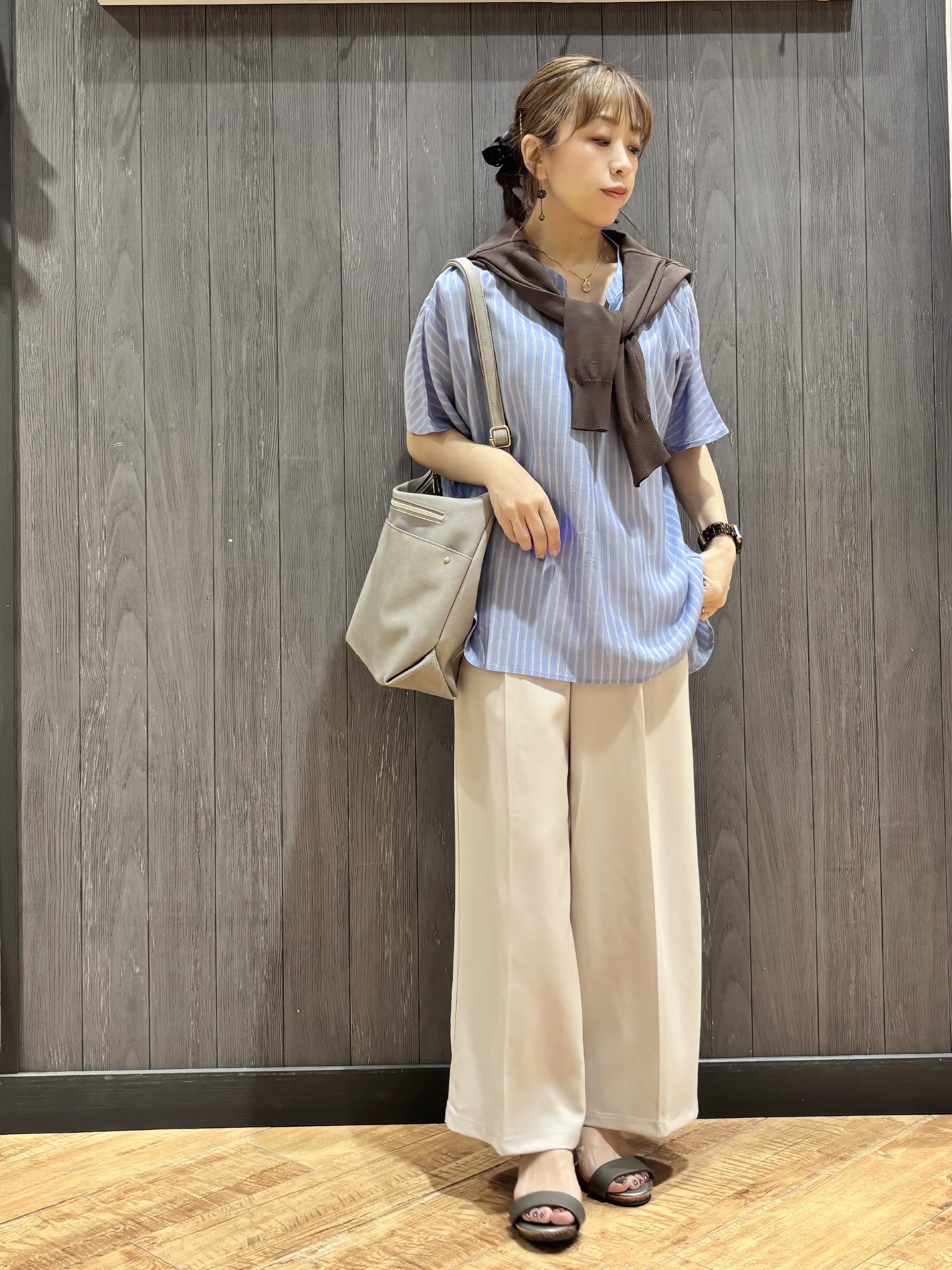 meiさんの「SHOO･LA･RUE｜【洗濯機可/体型カバー】とろみタックスキッパーブラウス」を使ったコーディネート