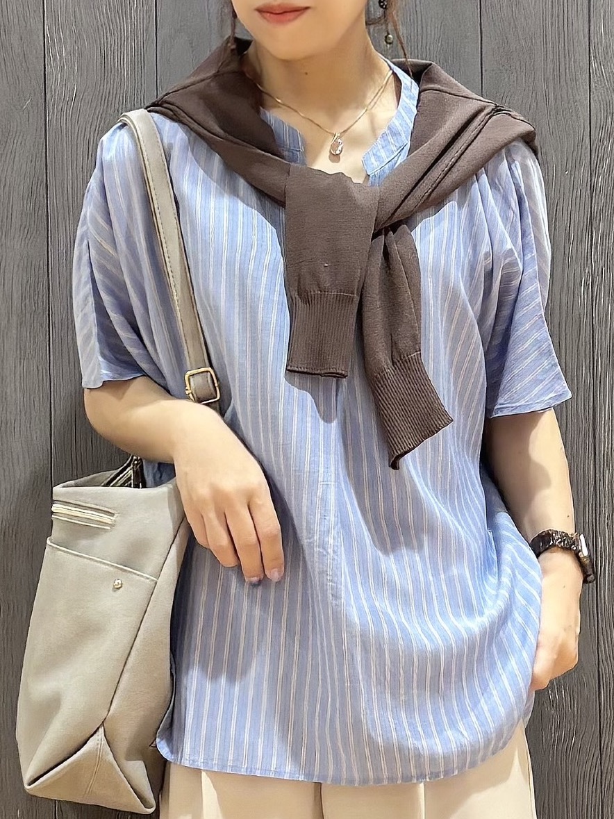 meiさんの「SHOO･LA･RUE｜【洗濯機可/体型カバー】とろみタックスキッパーブラウス」を使ったコーディネート