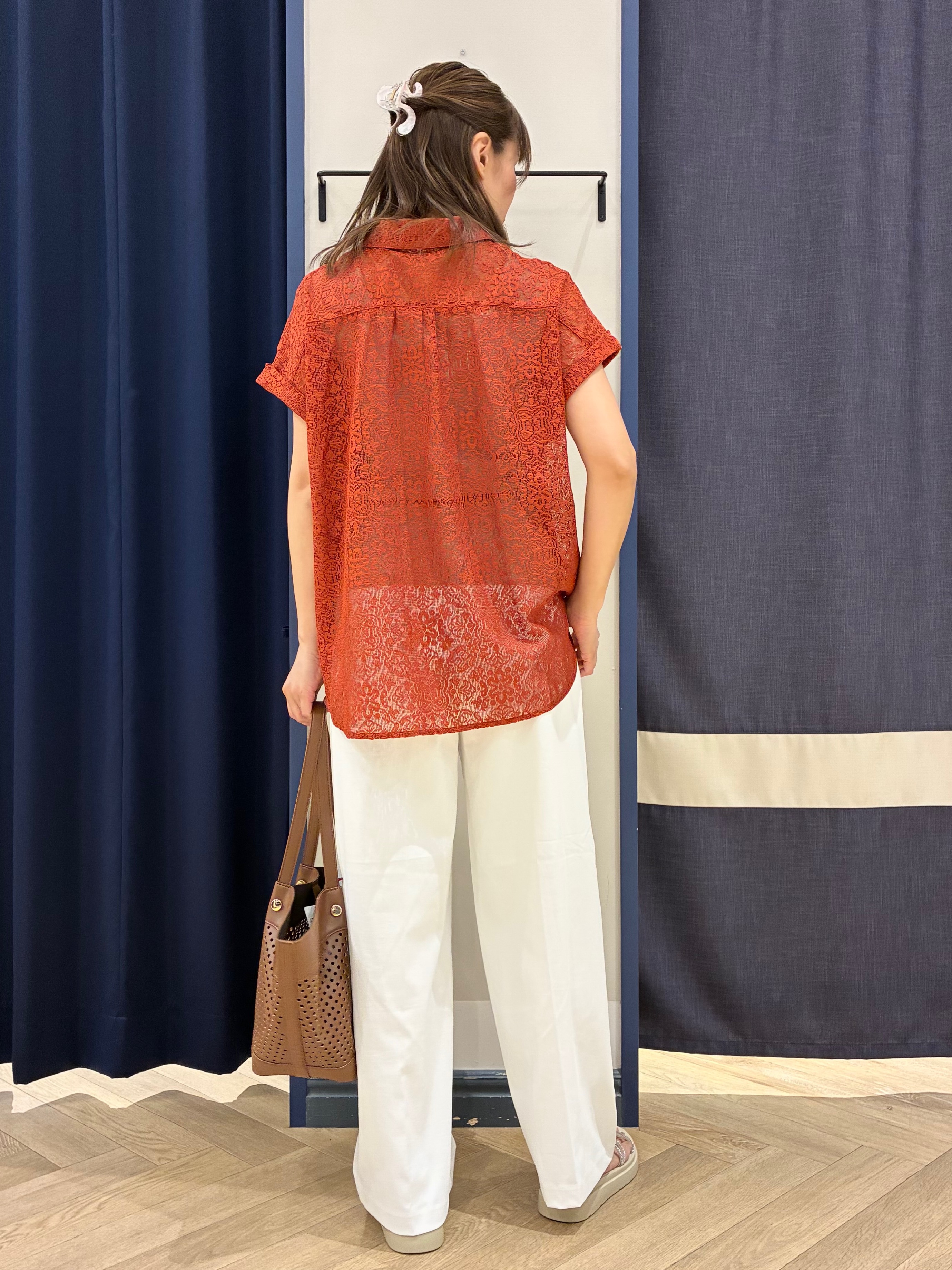 Orikaさんの「grove｜【洗える・体型カバー】レースドルマンシャツ」を使ったコーディネート