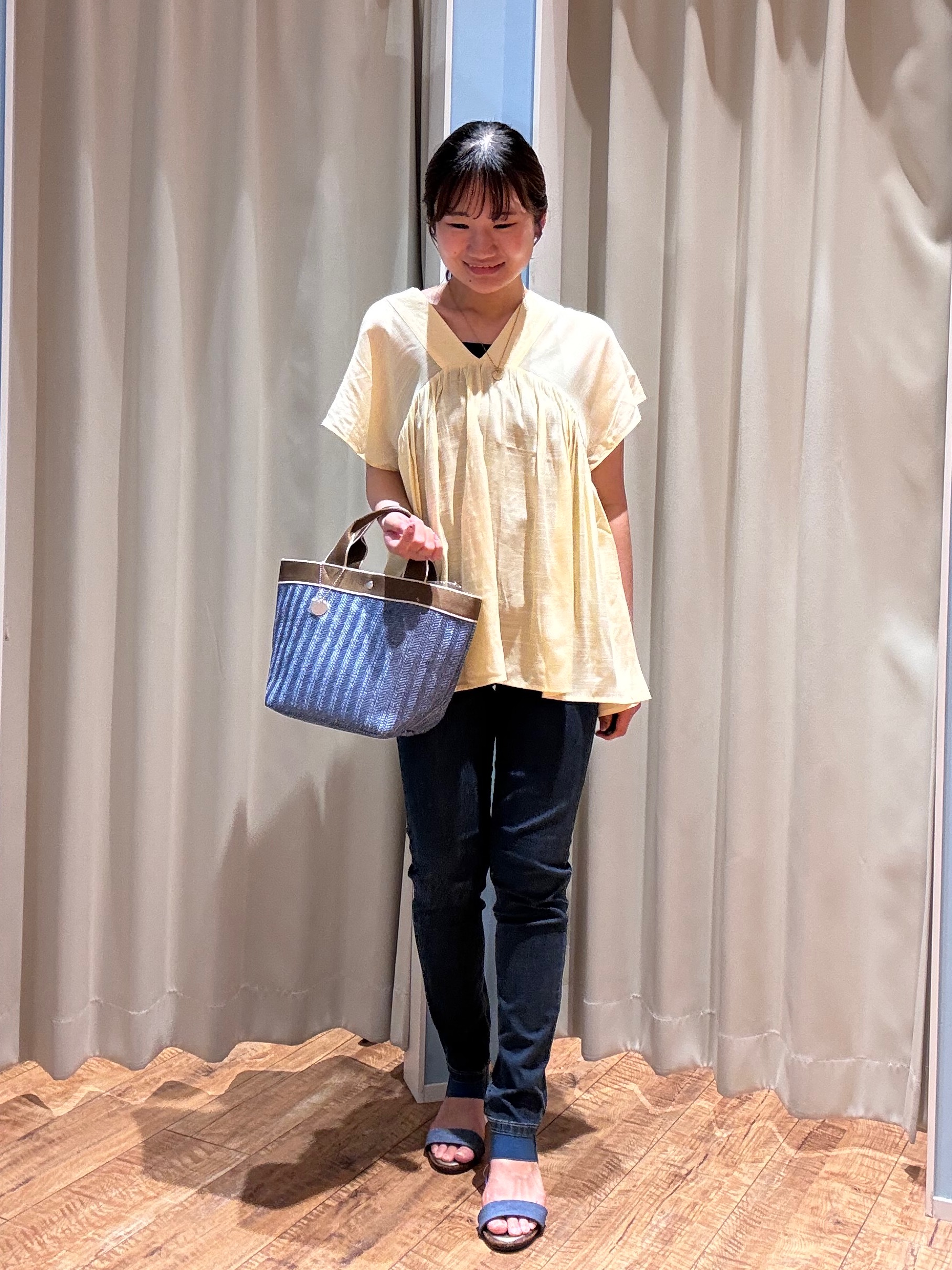 もんちゃんさんの「SHOO･LA･RUE｜【ひんやり/UV/体型カバー】インせず着られる Vネックギャザーブラウス」を使ったコーディネート