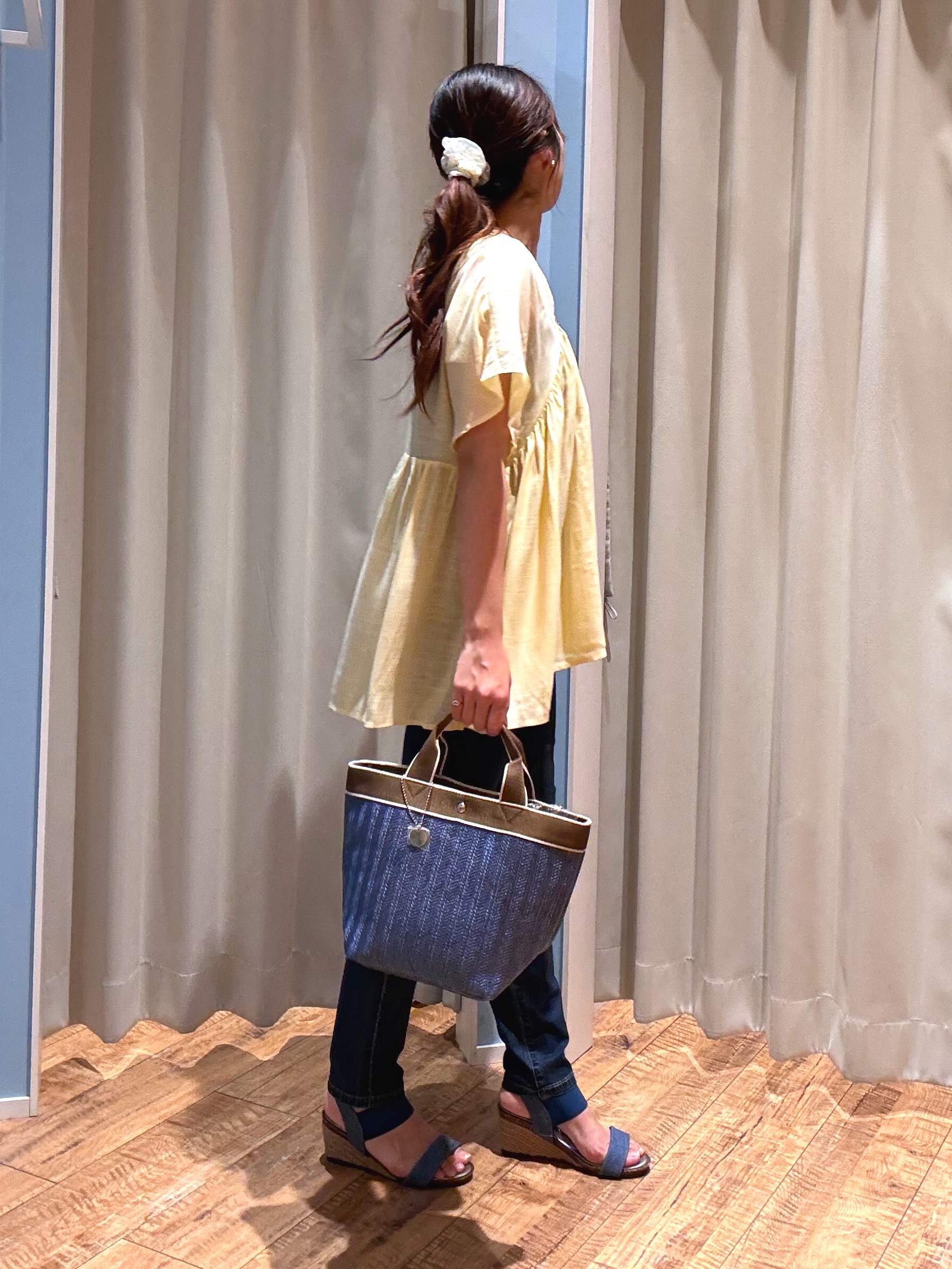 もんちゃんさんの「SHOO･LA･RUE｜【ひんやり/UV/体型カバー】インせず着られる Vネックギャザーブラウス」を使ったコーディネート