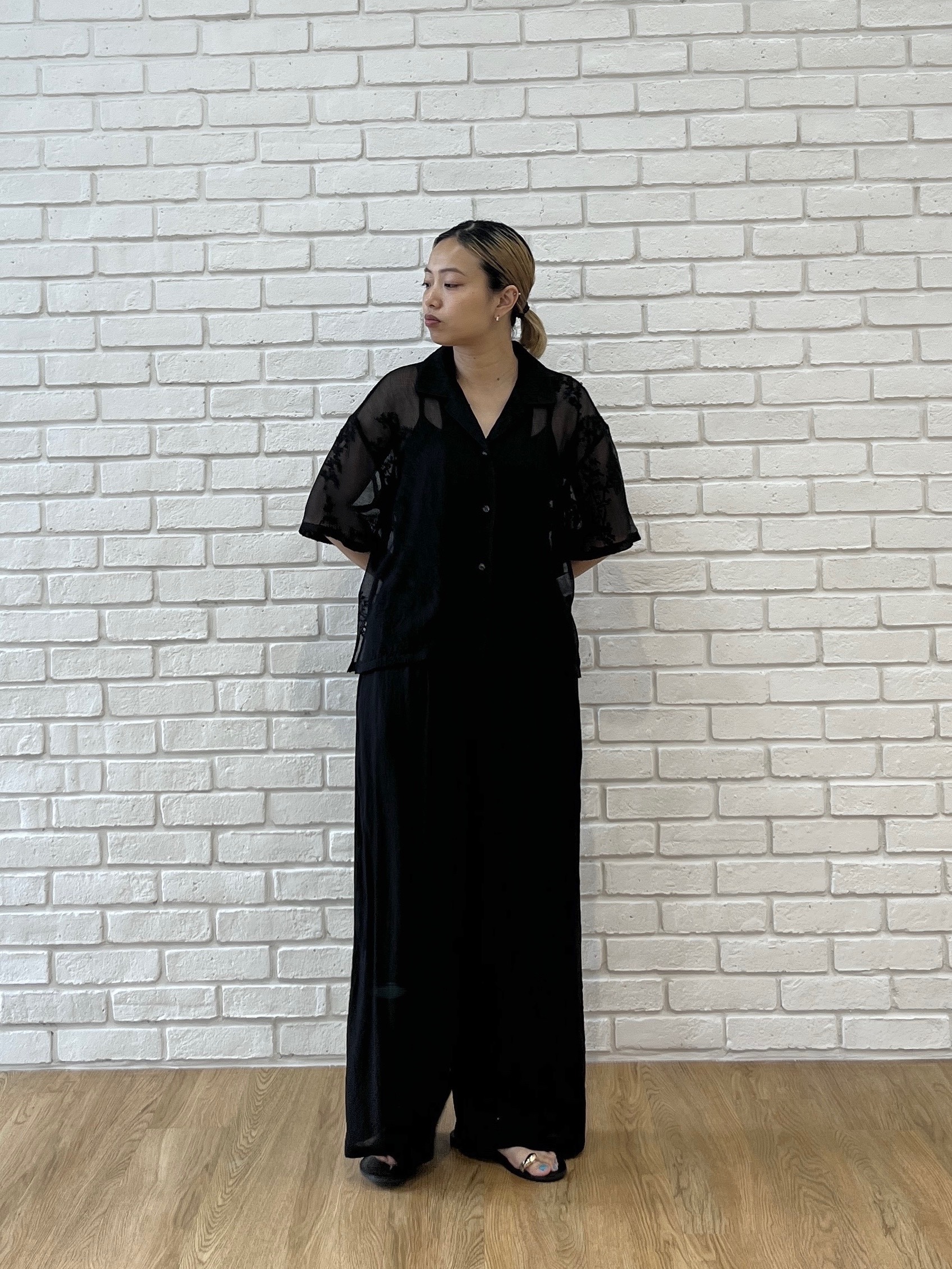 Harukaさんの「INDIVI｜オープンカラーボタニカル刺繍シャツ【セットアップ可能】」を使ったコーディネート