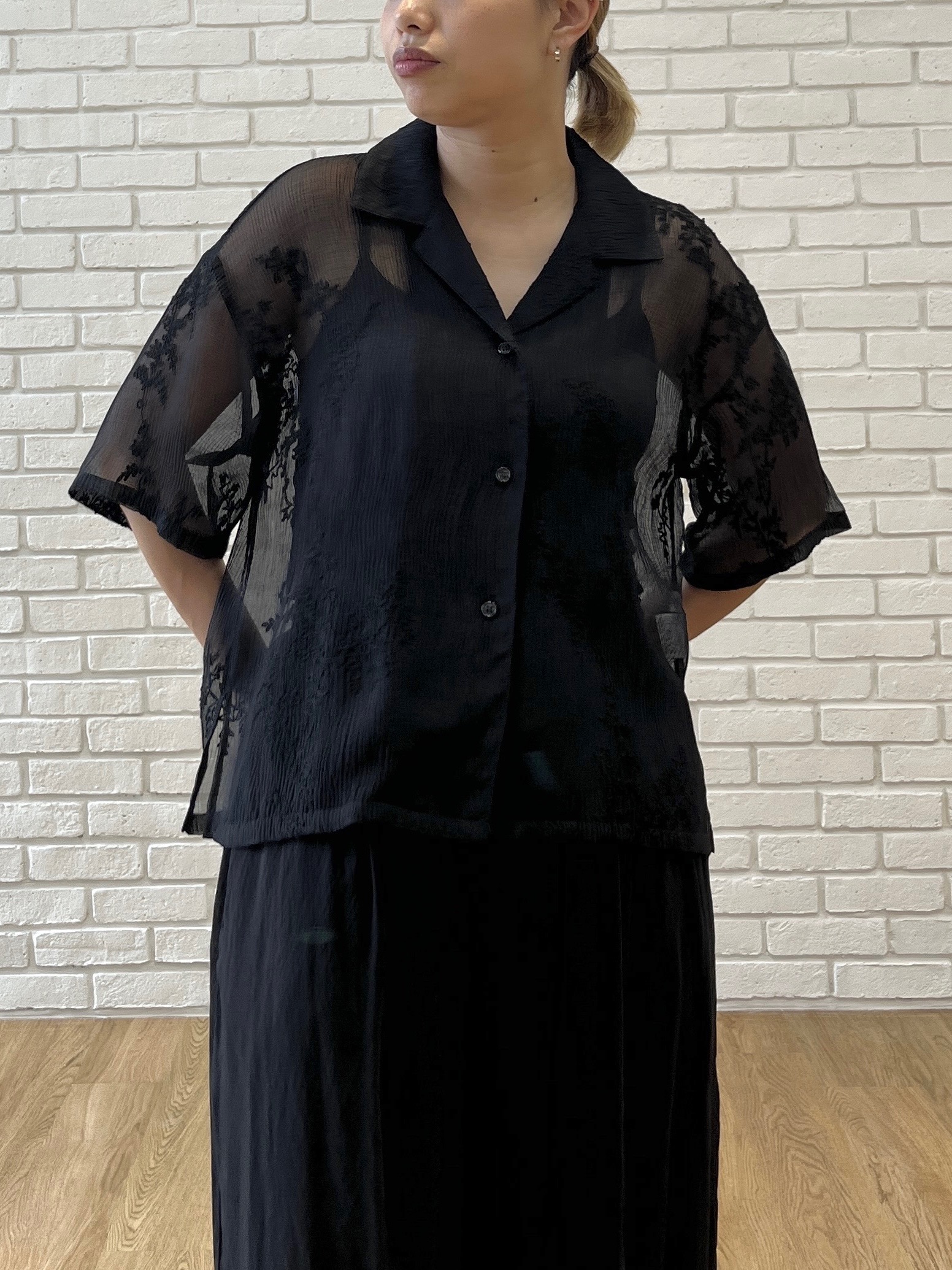 Harukaさんの「INDIVI｜オープンカラーボタニカル刺繍シャツ【セットアップ可能】」を使ったコーディネート