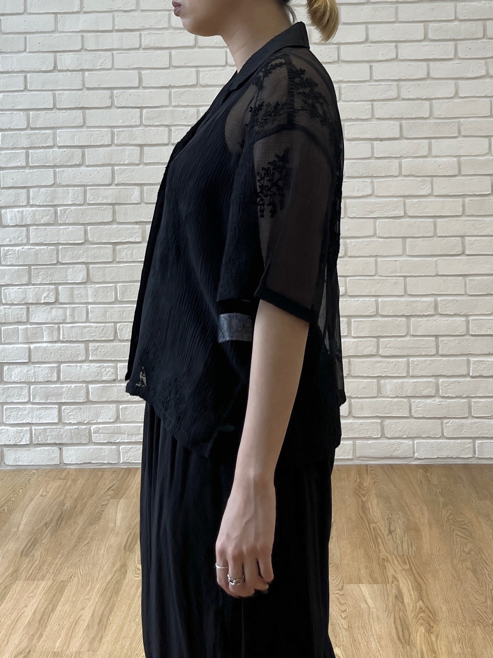 Harukaさんの「INDIVI｜オープンカラーボタニカル刺繍シャツ【セットアップ可能】」を使ったコーディネート