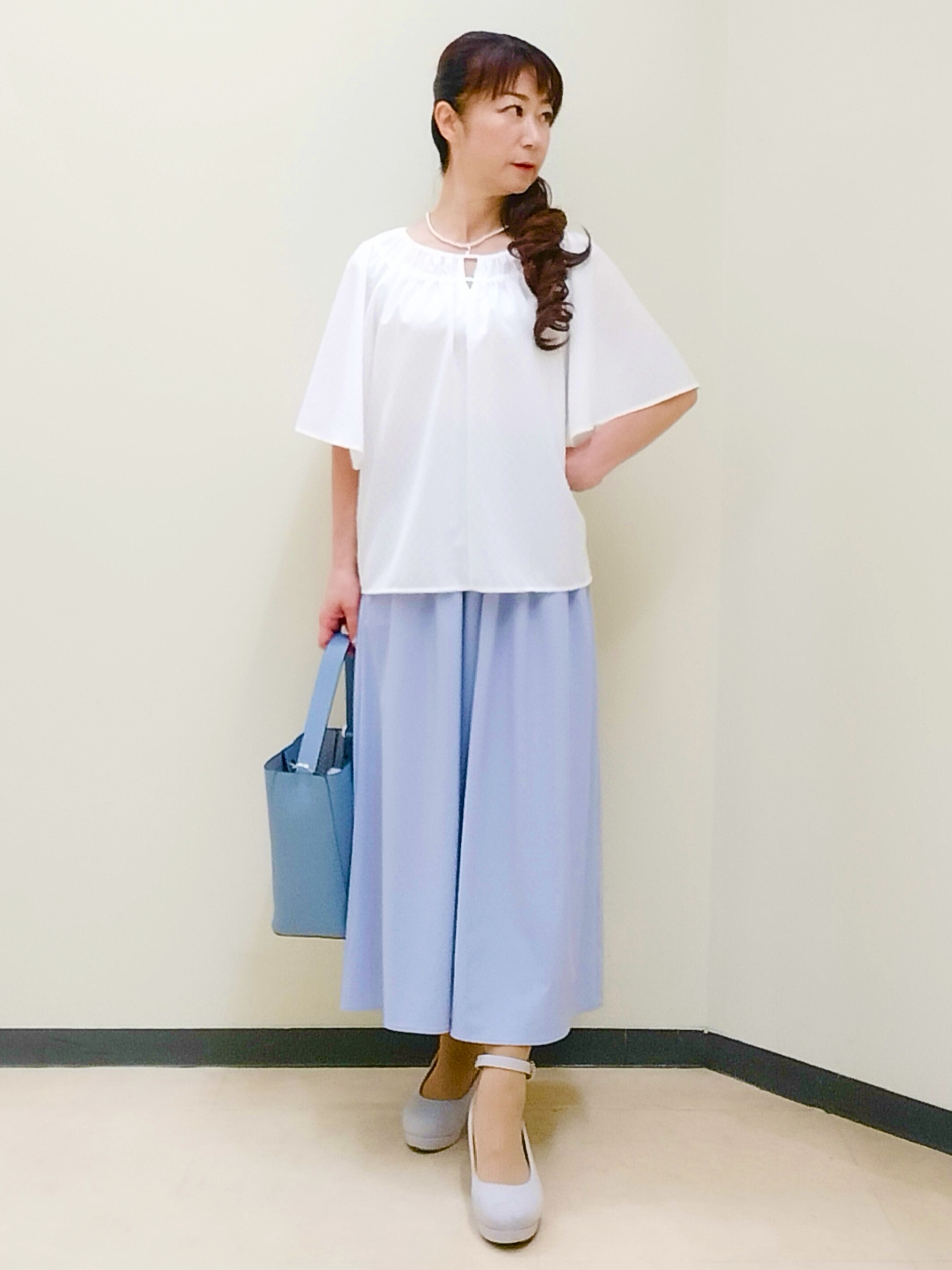 花さんの「Reflect｜ネックギャザーデザインブラウス」を使ったコーディネート