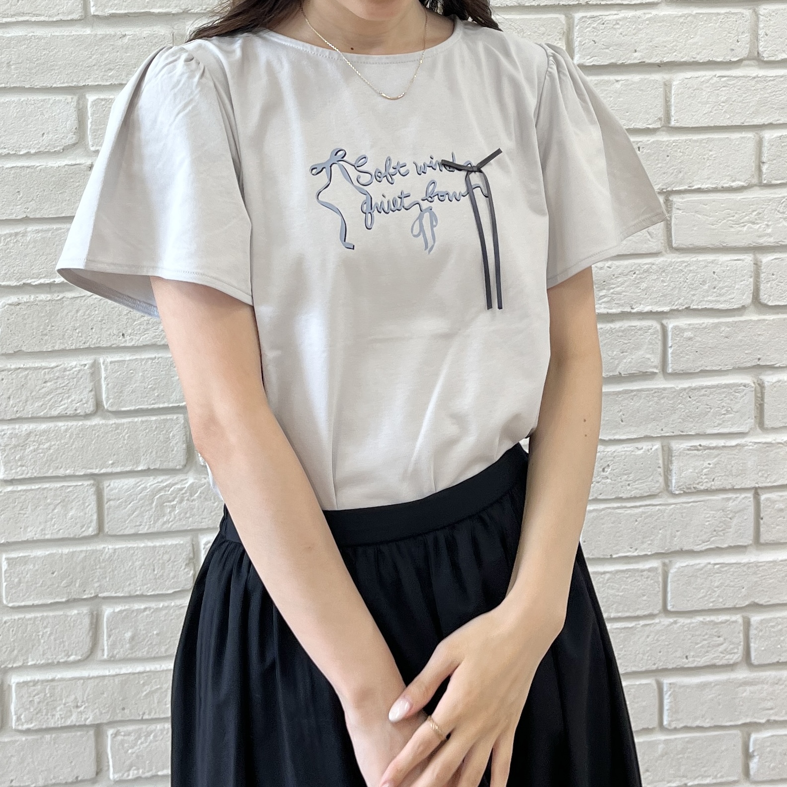 はばさんの「Couture brooch｜リボンロゴTシャツ」を使ったコーディネート
