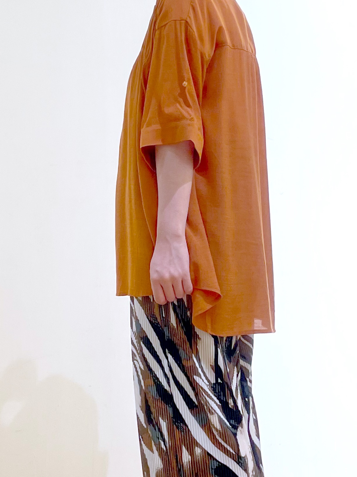 かのさんの「SHOO･LA･RUE｜【ひんやり/UV】お袖の長さが調整出来る シャーリングスキッパーブラウス」を使ったコーディネート