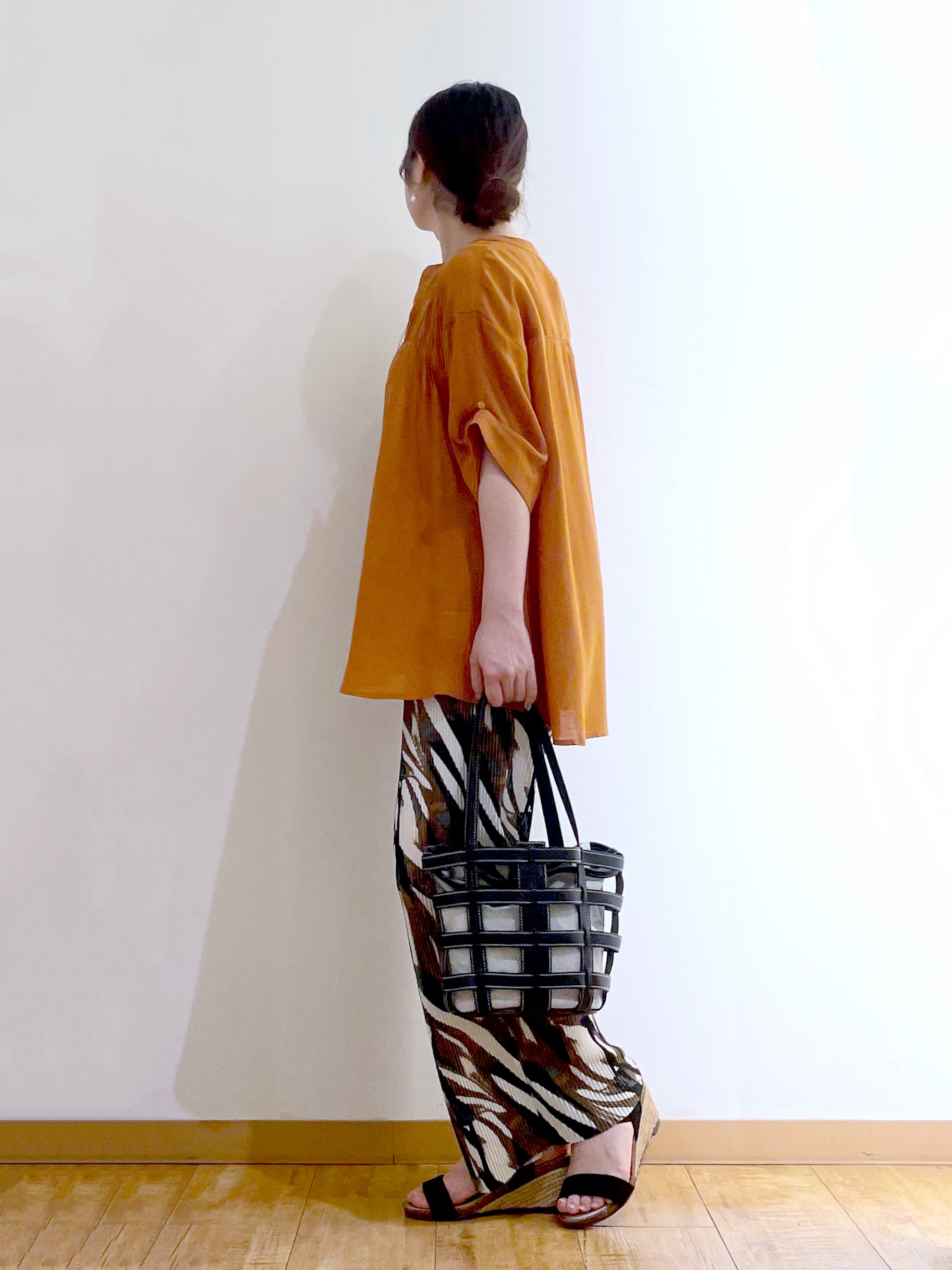 かのさんの「SHOO･LA･RUE｜【ひんやり/UV】お袖の長さが調整出来る シャーリングスキッパーブラウス」を使ったコーディネート