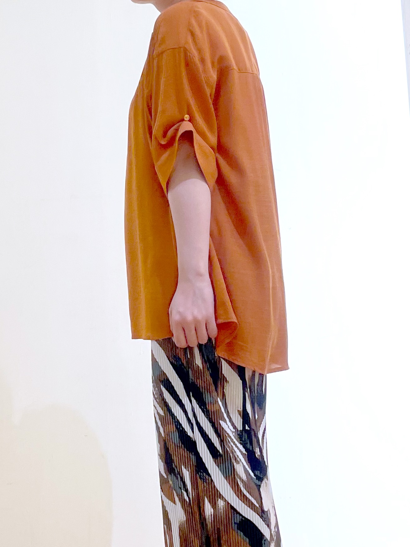 かのさんの「SHOO･LA･RUE｜【ひんやり/UV】お袖の長さが調整出来る シャーリングスキッパーブラウス」を使ったコーディネート