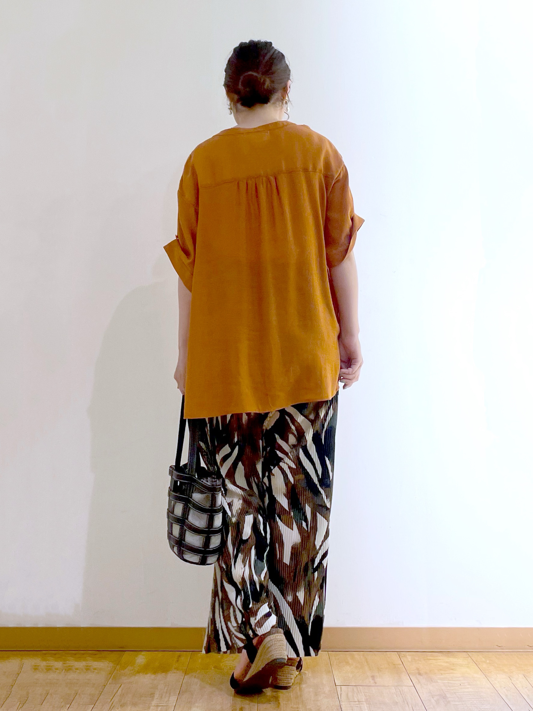 かのさんの「SHOO･LA･RUE｜【ひんやり/UV】お袖の長さが調整出来る シャーリングスキッパーブラウス」を使ったコーディネート
