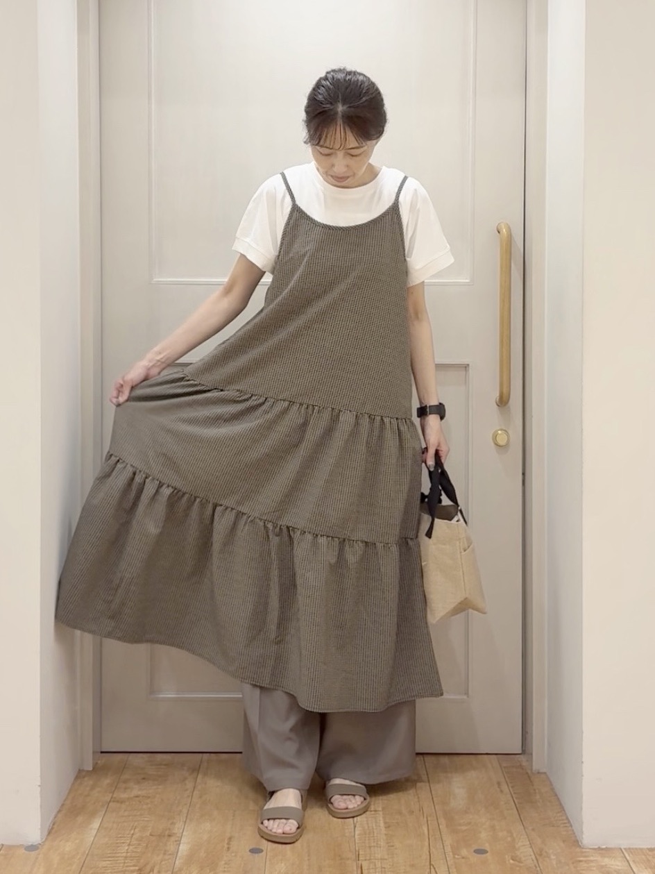 tamuさんの「SHOO･LA･RUE｜【S-LL/洗濯機可】ほんのり甘いチェック柄 ティアードキャミワンピース」を使ったコーディネート