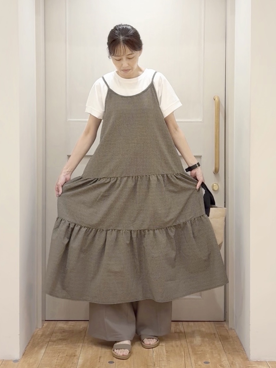 tamuさんの「SHOO･LA･RUE｜【S-LL/洗濯機可】ほんのり甘いチェック柄 ティアードキャミワンピース」を使ったコーディネート