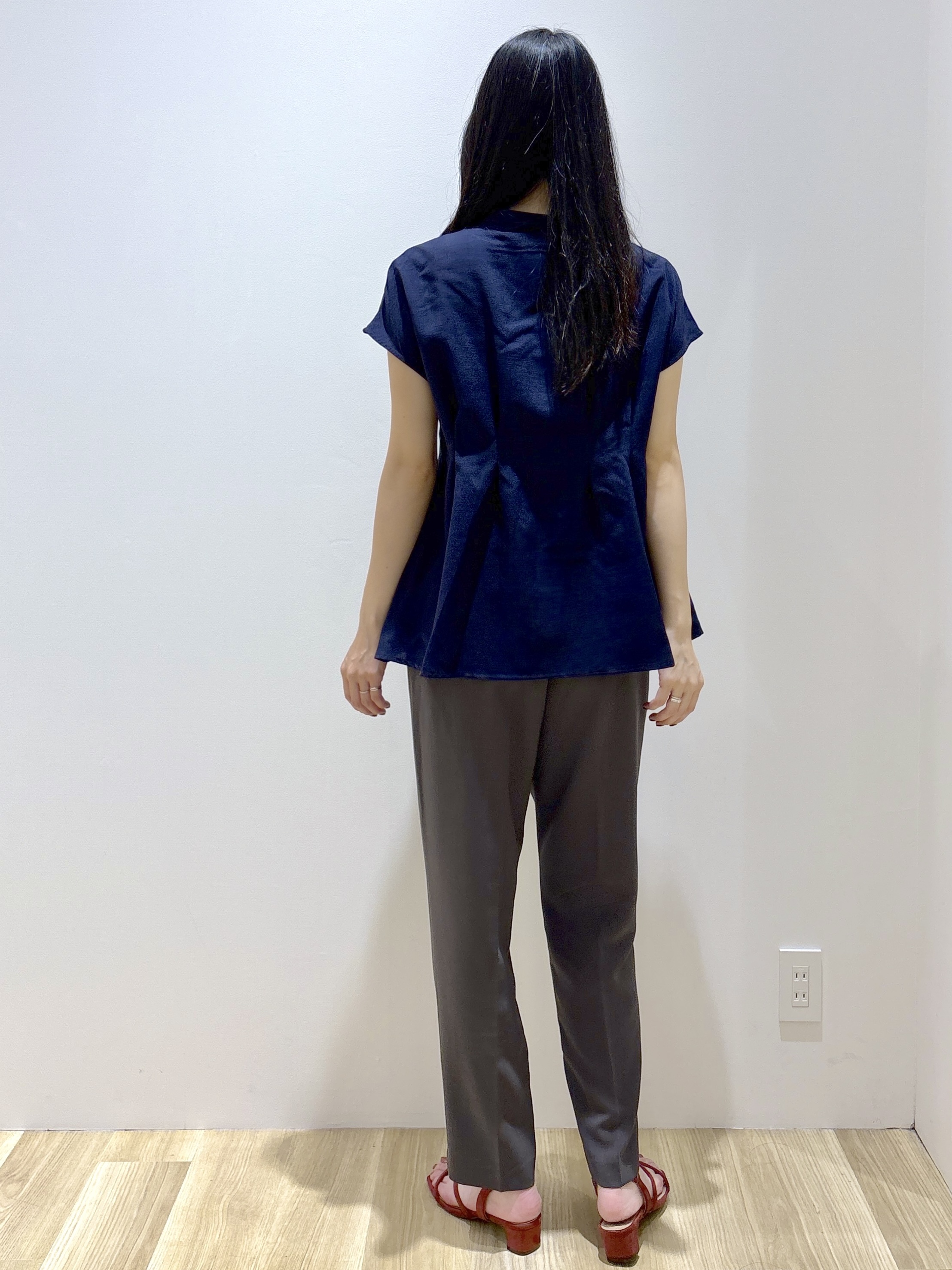 sachikoさんの「OPAQUE.CLIP｜【接触冷感／吸水速乾】リネンライク タックフレンチスリーブブラウス《洗濯機OK》」を使ったコーディネート