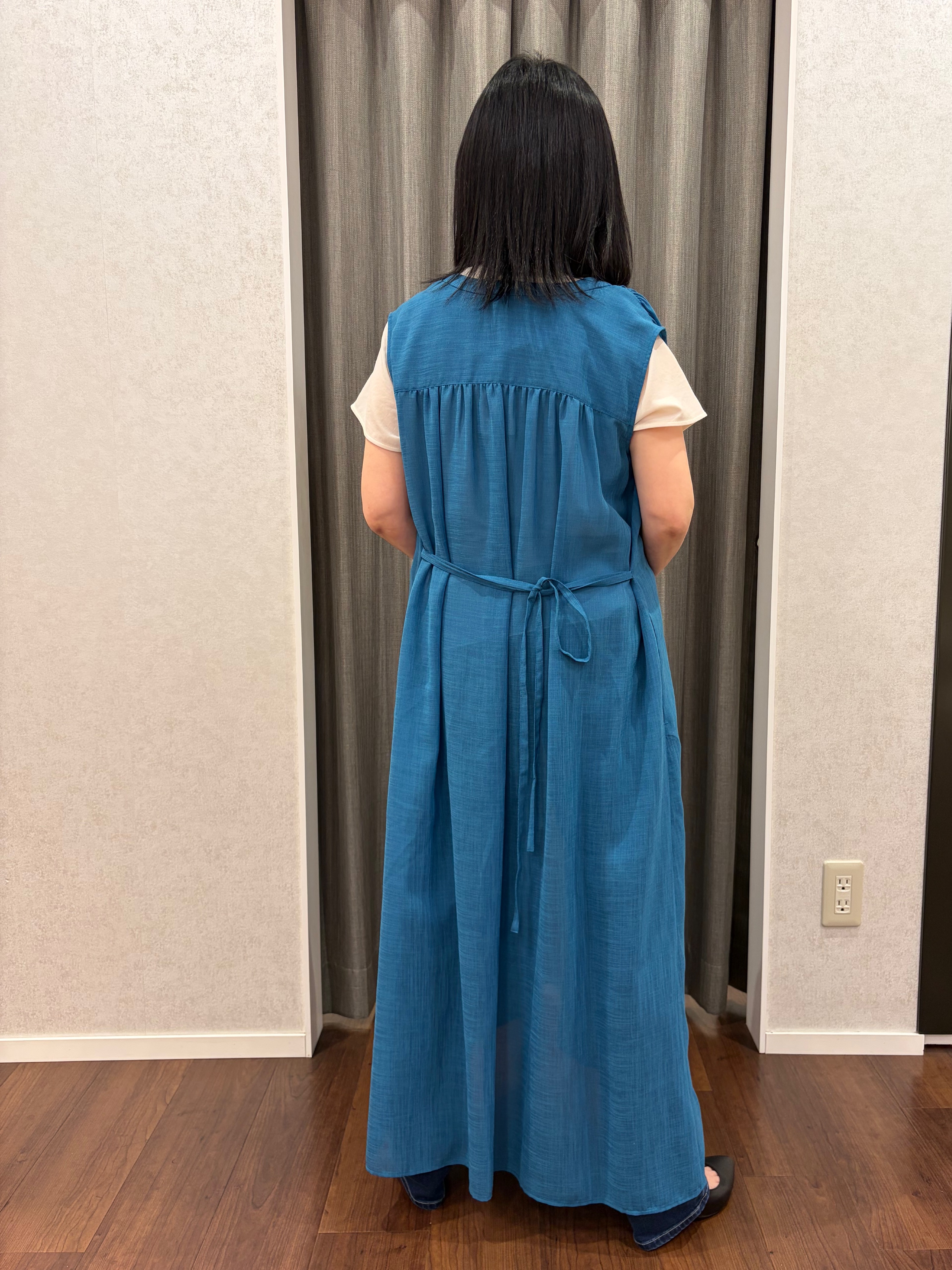 あーるさんの「UNTITLED｜【通気性/前開きボタン】シアーVネックワンピース」を使ったコーディネート