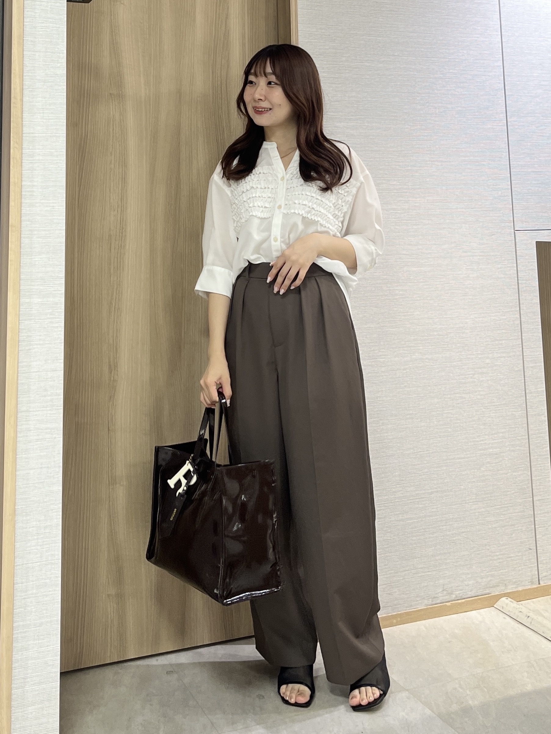 KAHOさんの「UNTITLED｜【接触冷感/通気性/洗える】フロントフリルブラウス」を使ったコーディネート