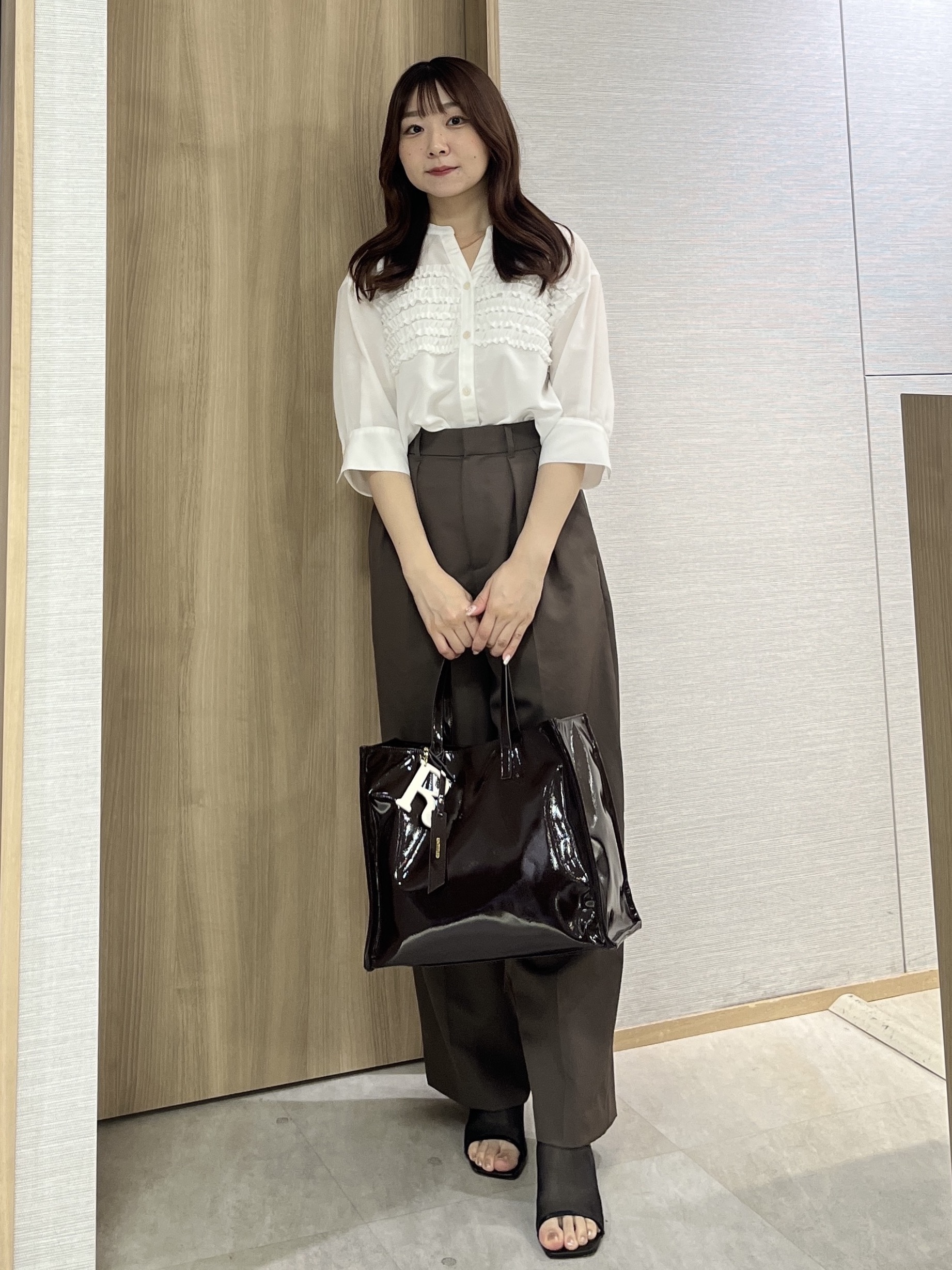 KAHOさんの「UNTITLED｜【接触冷感/通気性/洗える】フロントフリルブラウス」を使ったコーディネート