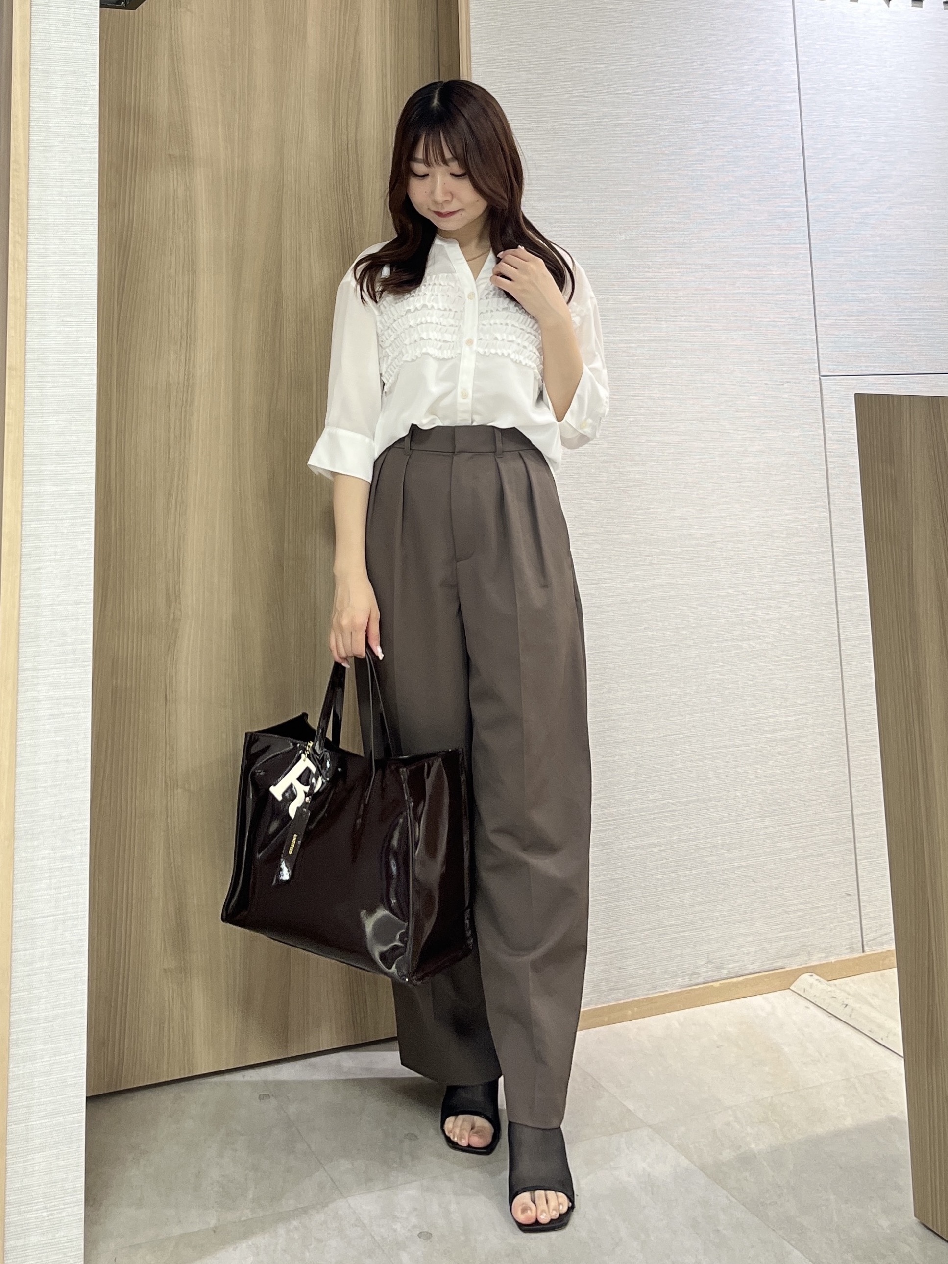 KAHOさんの「UNTITLED｜【接触冷感/通気性/洗える】フロントフリルブラウス」を使ったコーディネート