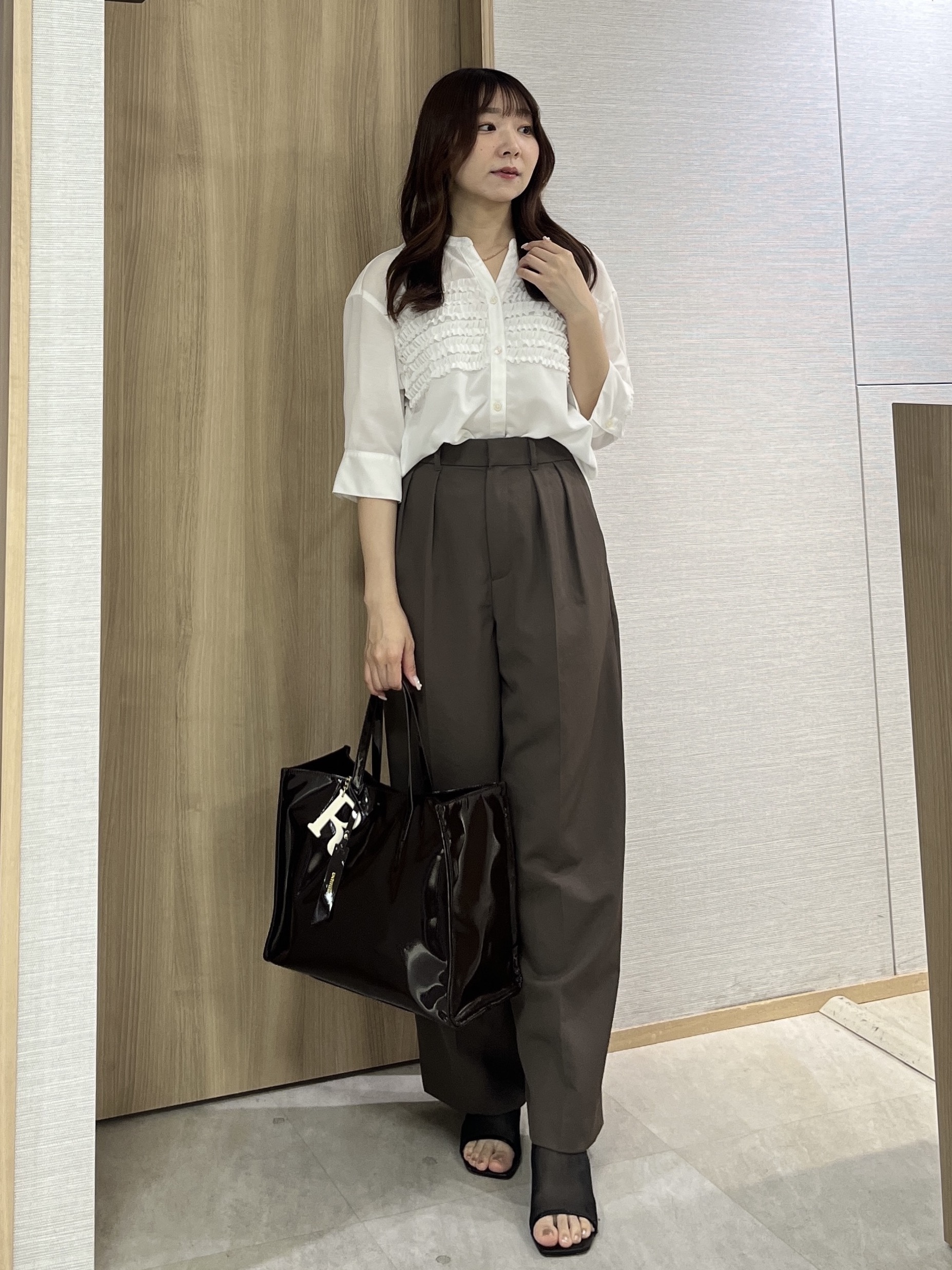 KAHOさんの「UNTITLED｜【接触冷感/通気性/洗える】フロントフリルブラウス」を使ったコーディネート