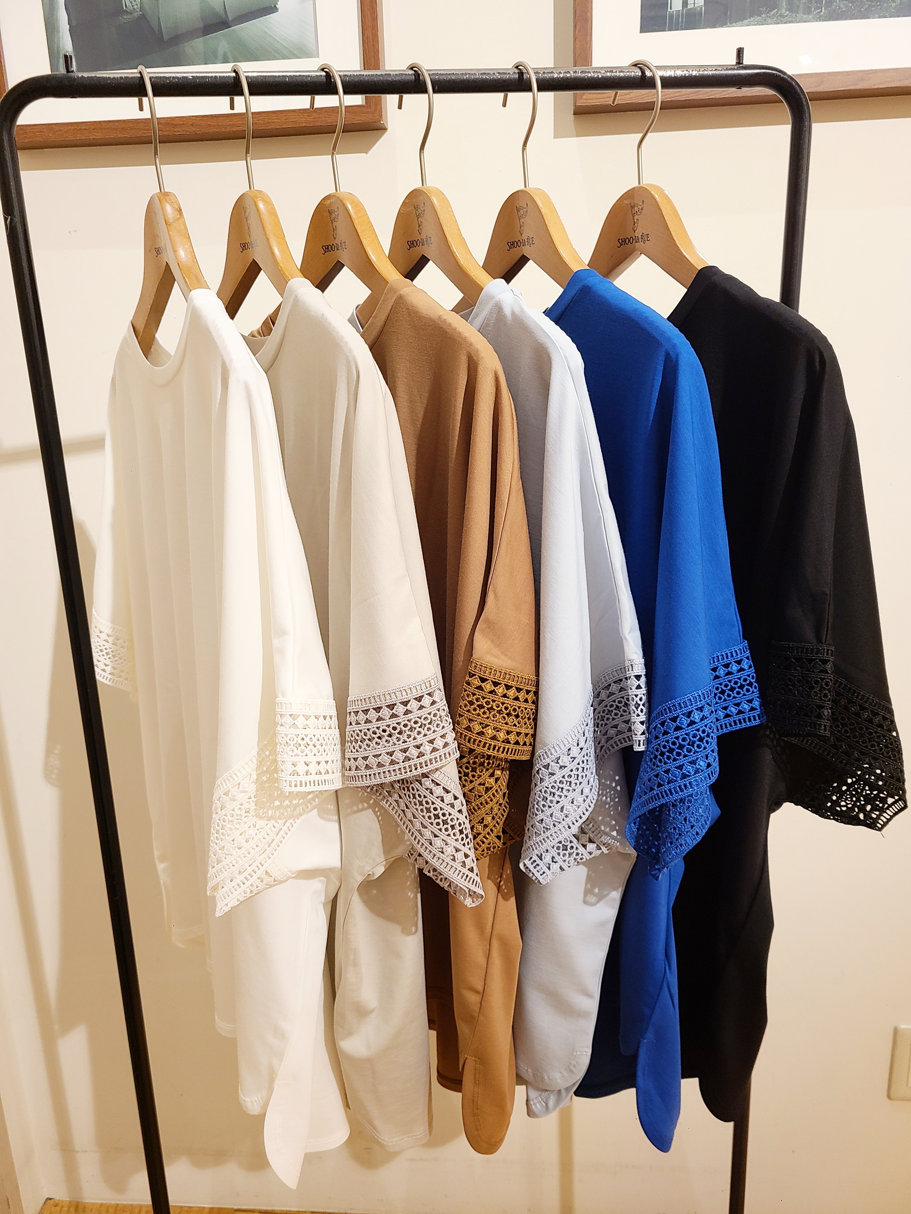 ポンタさんの「SHOO･LA･RUE｜【ひんやり/UV】お袖レースが上品 ゆったりとろみトップス」を使ったコーディネート