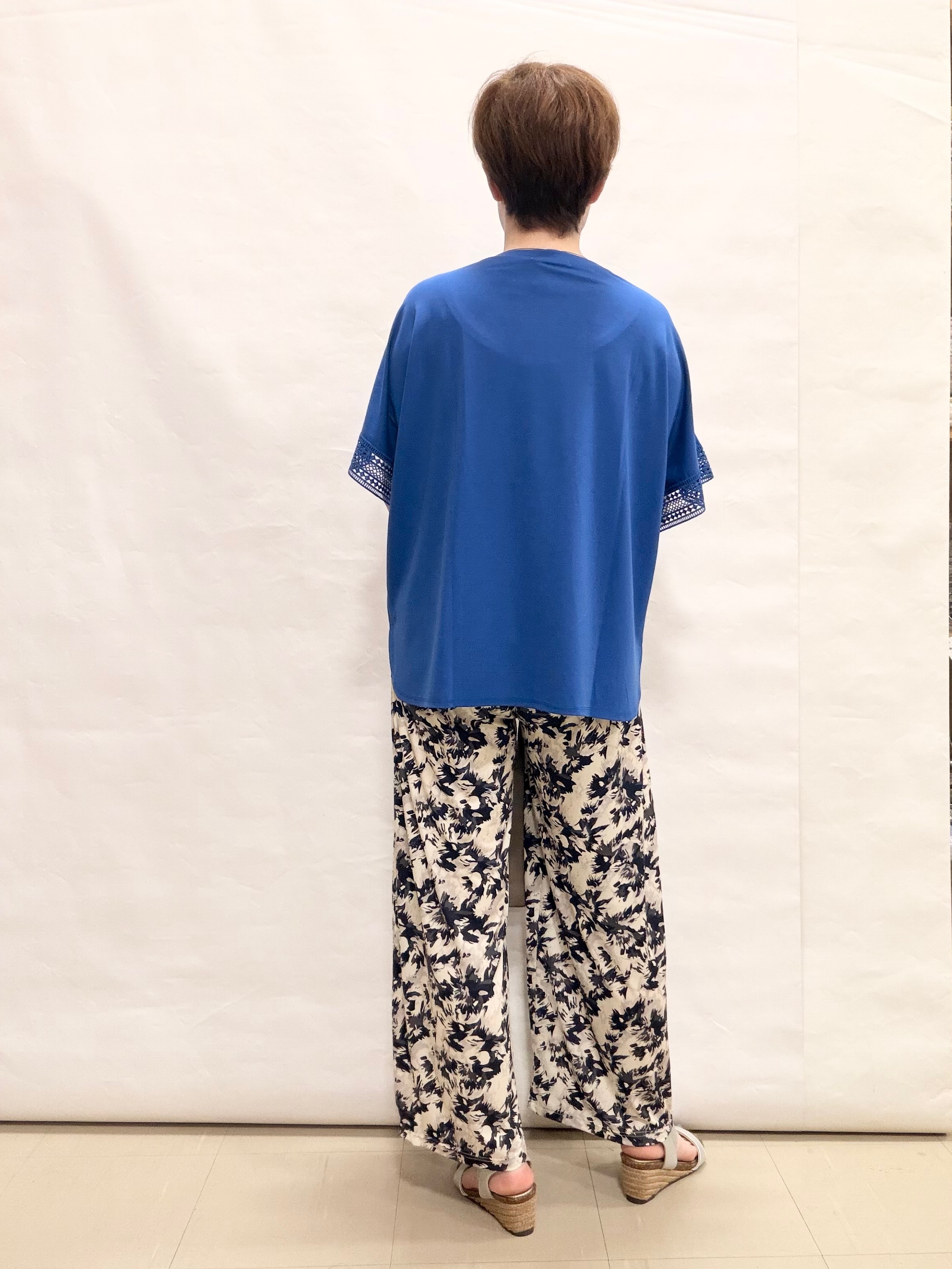 なっちゃんさんの「SHOO･LA･RUE｜【ひんやり/UV】お袖レースが上品 ゆったりとろみトップス」を使ったコーディネート