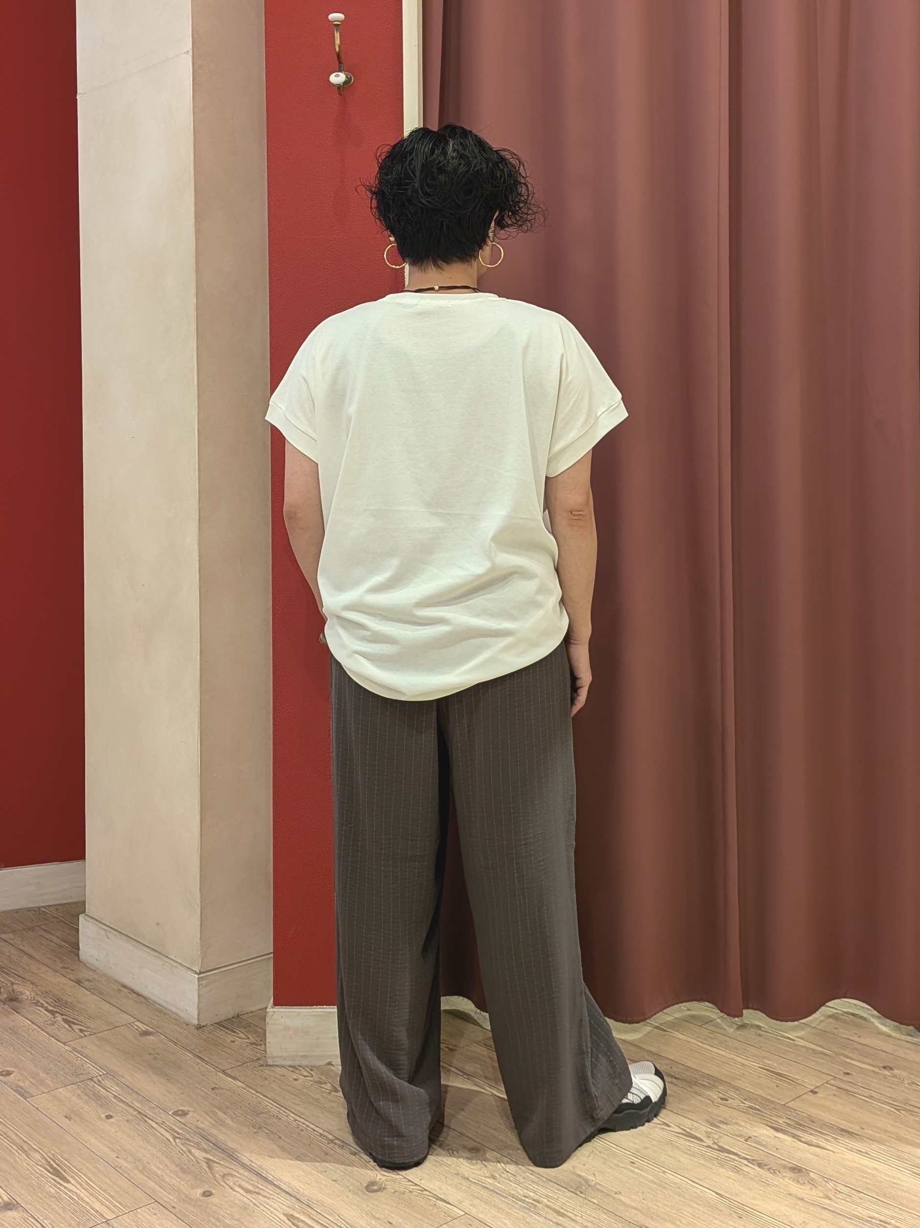 cameさんの「SHOO･LA･RUE｜【汗じみ防止/ひんやり/体型カバー】真夏の味方。 汗じみが気になりにくい 大人の刺繍ロゴTシャツ」を使ったコーディネート