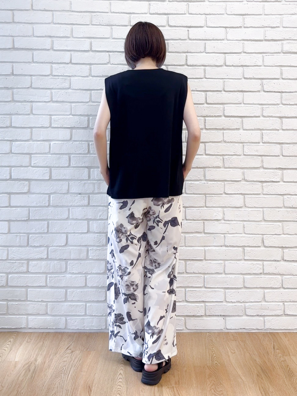 𝐜𝐡𝐢𝐤𝐚さんの「SHOO･LA･RUE｜【UVカット/接触冷感】とろみタックノースリーブトップス」を使ったコーディネート