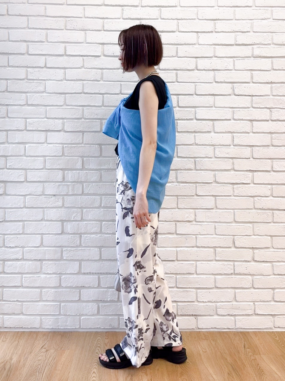 𝐜𝐡𝐢𝐤𝐚さんの「SHOO･LA･RUE｜【UVカット/接触冷感】とろみタックノースリーブトップス」を使ったコーディネート