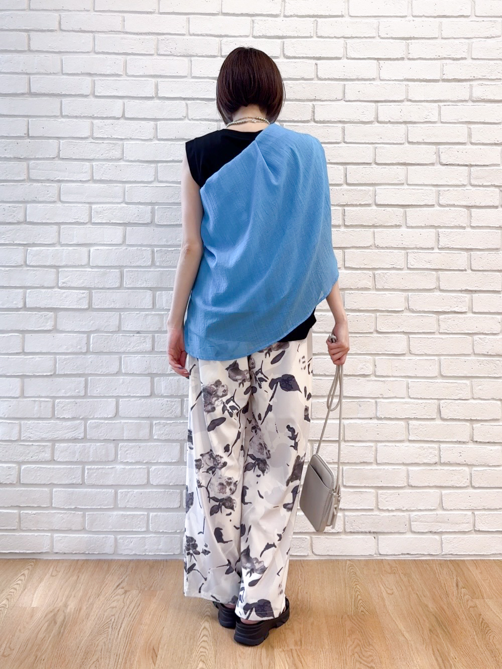 𝐜𝐡𝐢𝐤𝐚さんの「SHOO･LA･RUE｜【UVカット/接触冷感】とろみタックノースリーブトップス」を使ったコーディネート