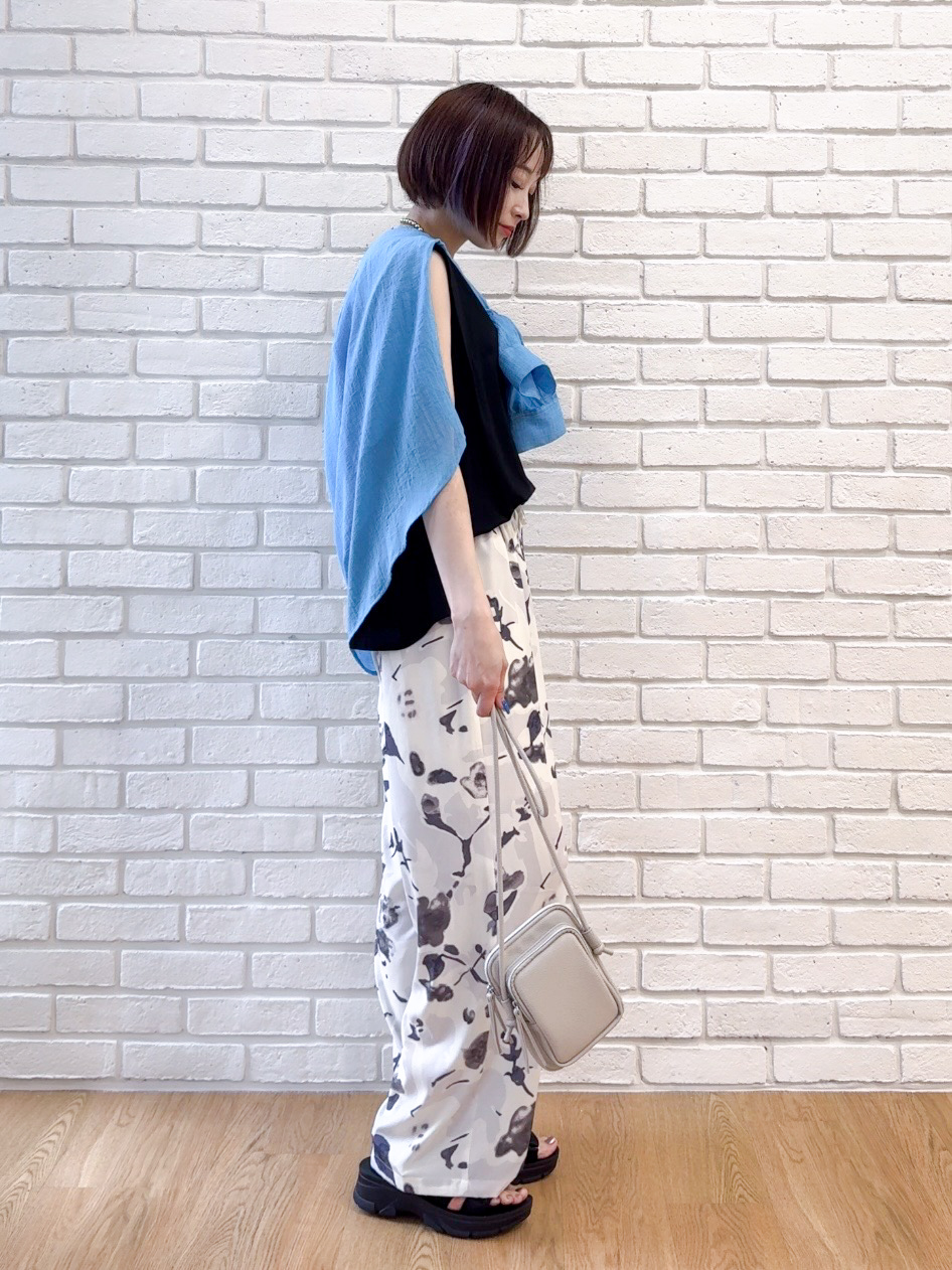 𝐜𝐡𝐢𝐤𝐚さんの「SHOO･LA･RUE｜【UVカット/接触冷感】とろみタックノースリーブトップス」を使ったコーディネート