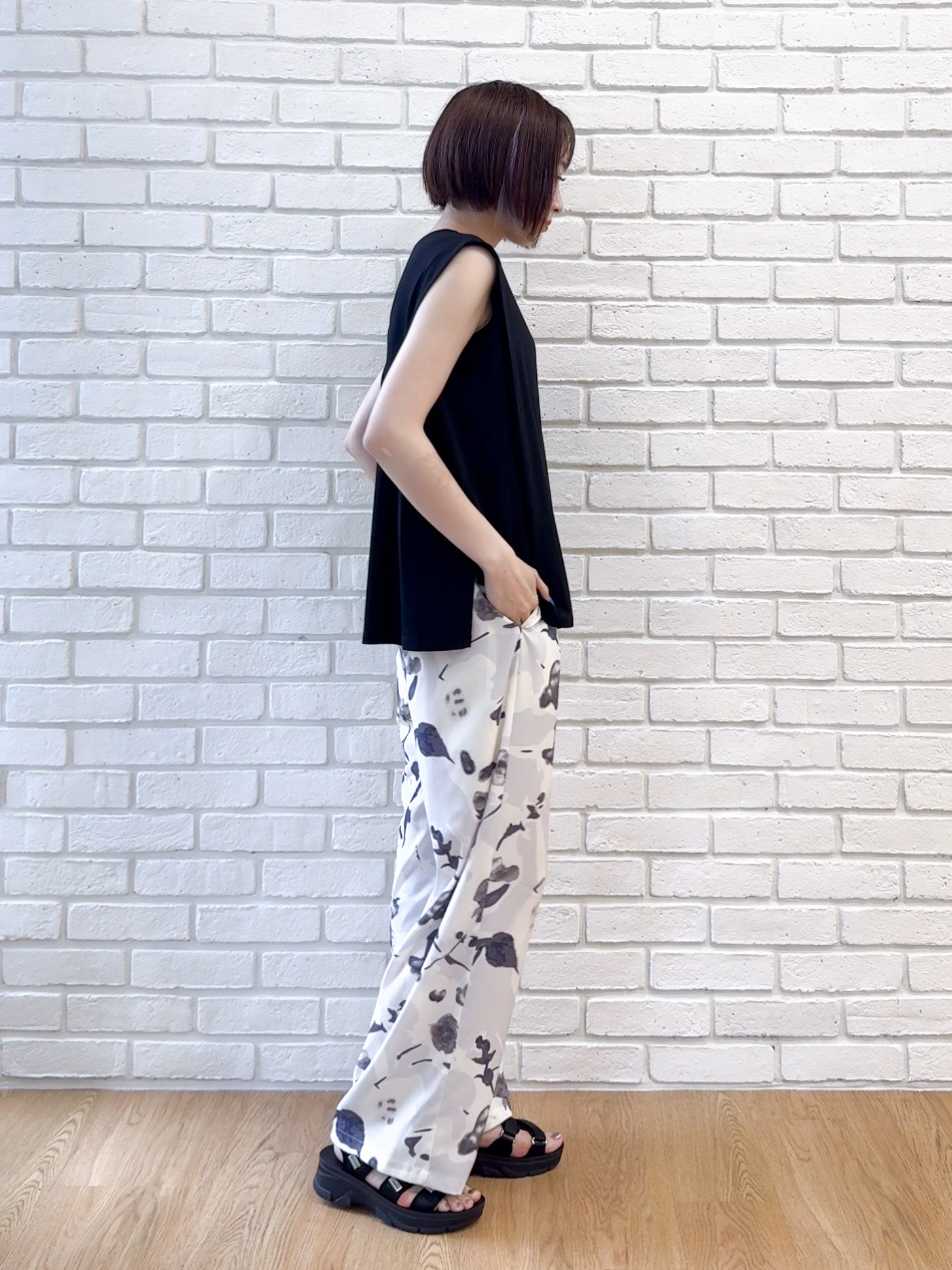 𝐜𝐡𝐢𝐤𝐚さんの「SHOO･LA･RUE｜【UVカット/接触冷感】とろみタックノースリーブトップス」を使ったコーディネート