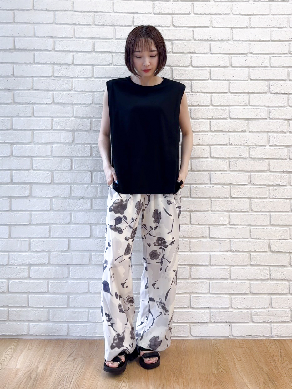 𝐜𝐡𝐢𝐤𝐚さんの「SHOO･LA･RUE｜【UVカット/接触冷感】とろみタックノースリーブトップス」を使ったコーディネート