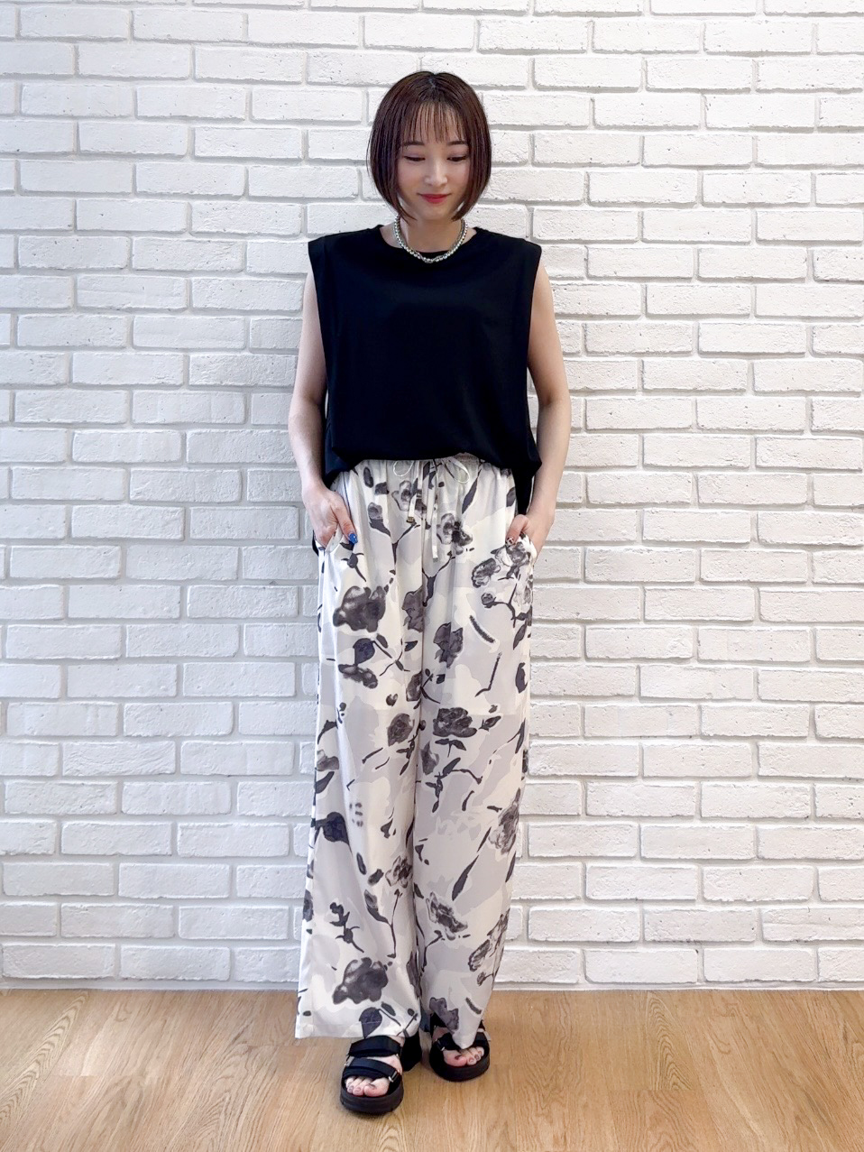 𝐜𝐡𝐢𝐤𝐚さんの「SHOO･LA･RUE｜【UVカット/接触冷感】とろみタックノースリーブトップス」を使ったコーディネート