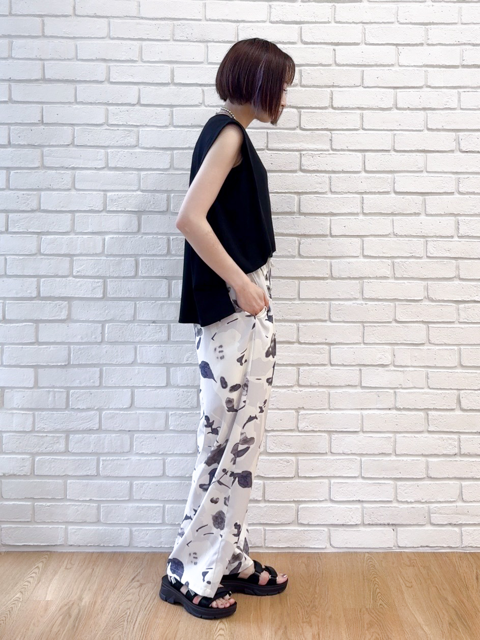 𝐜𝐡𝐢𝐤𝐚さんの「SHOO･LA･RUE｜【UVカット/接触冷感】とろみタックノースリーブトップス」を使ったコーディネート