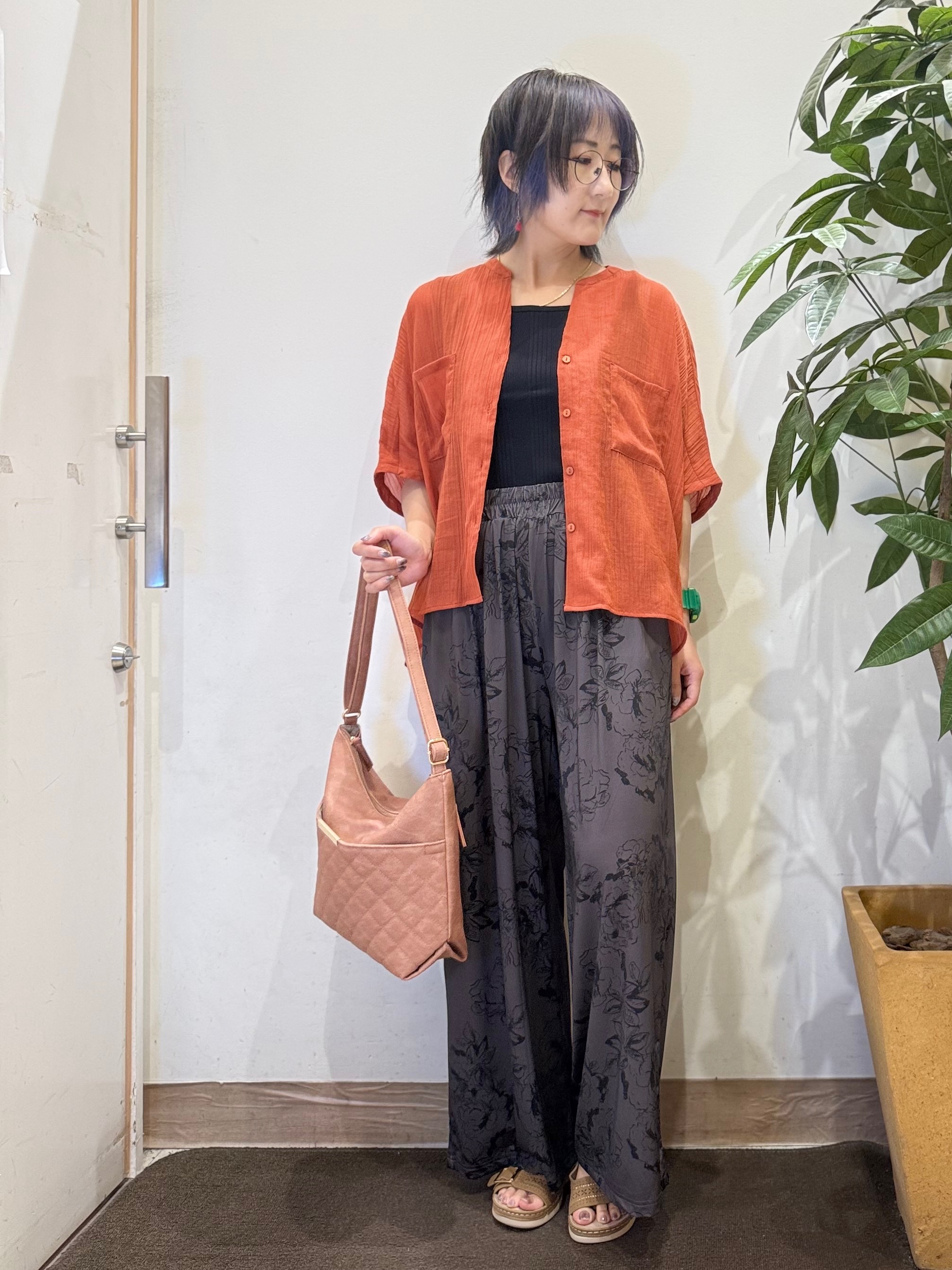 misakiさんの「SHOO･LA･RUE｜【洗濯機可】ナチュラルな風合いが魅力 シアードルマンブラウス」を使ったコーディネート