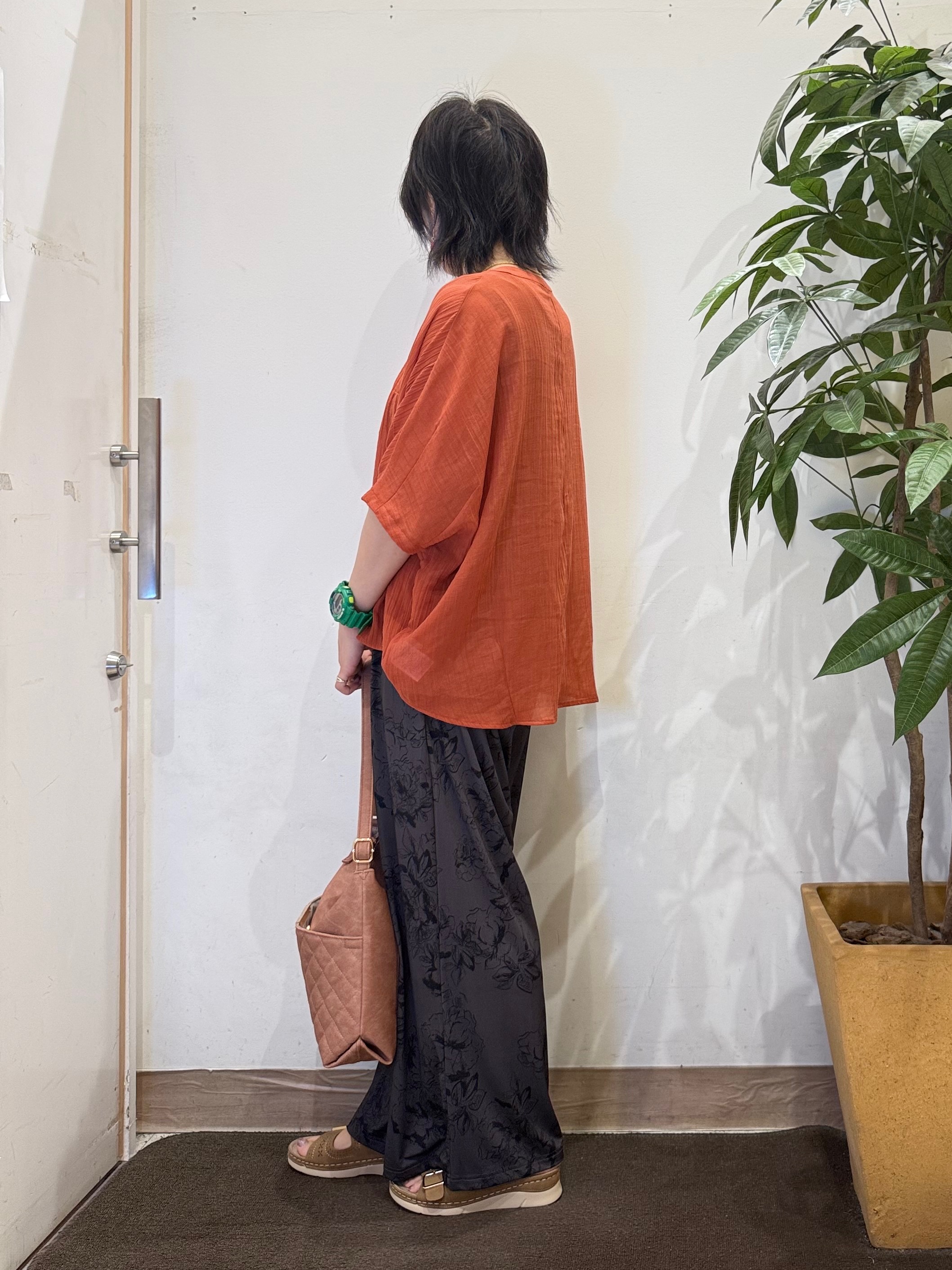 misakiさんの「SHOO･LA･RUE｜【洗濯機可】ナチュラルな風合いが魅力 シアードルマンブラウス」を使ったコーディネート