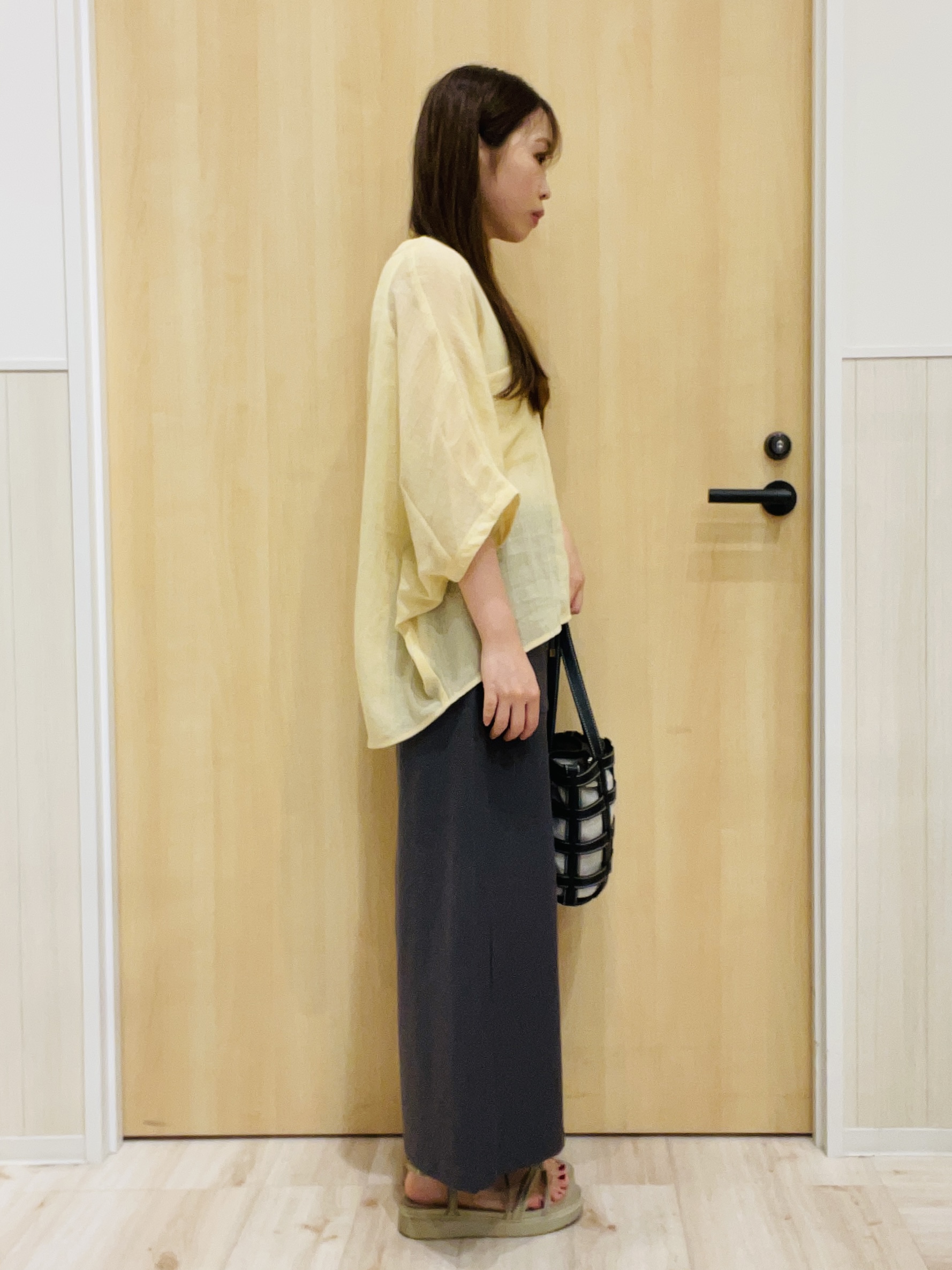 minamiさんの「SHOO･LA･RUE｜【洗濯機可/選べる6色】ナチュラルな風合いが魅力 ゆったり楊柳シアードルマンブラウス」を使ったコーディネート