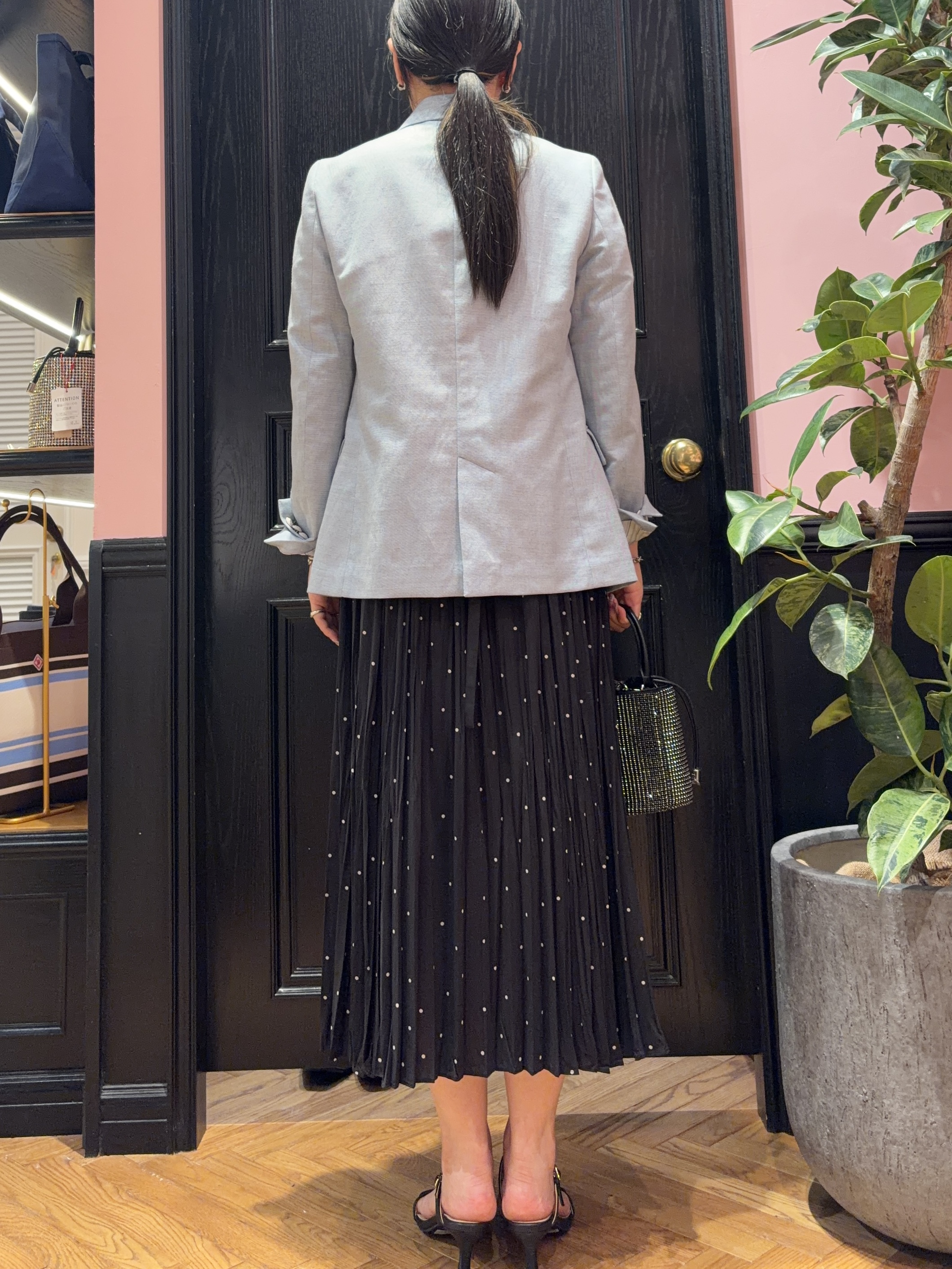 SAKAIさんの「DRESSTERIOR｜【ウォッシャブル/2WAYシルエット】ノースリーブプリーツワンピース」を使ったコーディネート