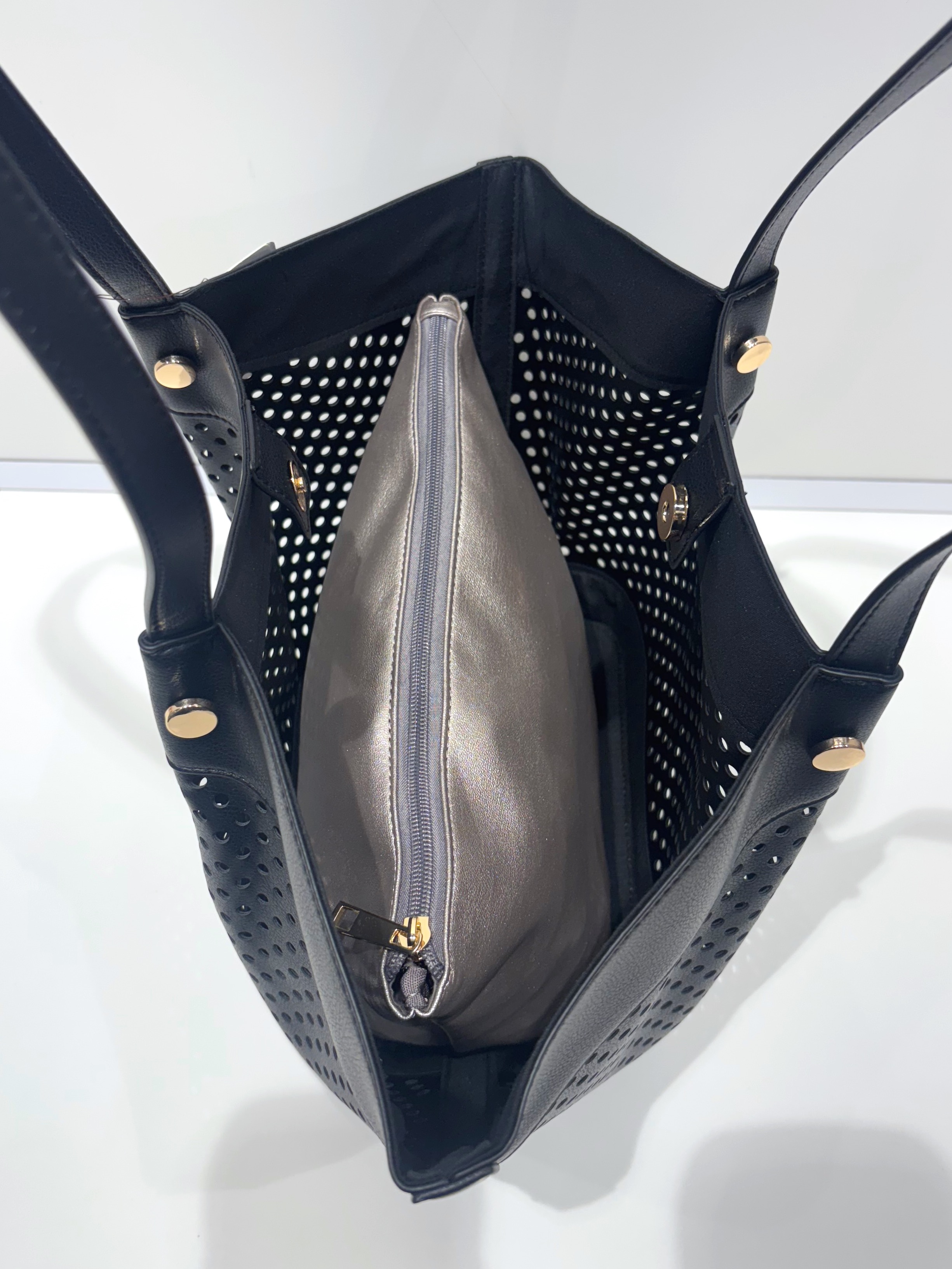 miさんの「grove｜パンチングポーチ付きトート」を使ったコーディネート