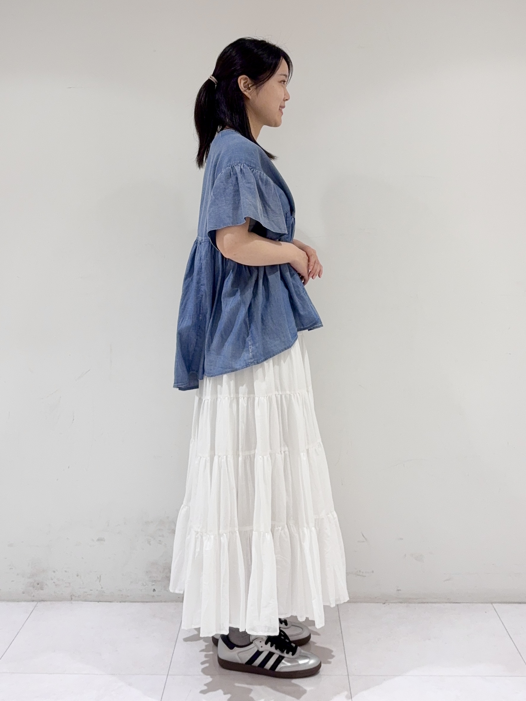 ayaさんの「DRESSTERIOR｜【涼しく着映え】シアーデニムAラインブラウス」を使ったコーディネート