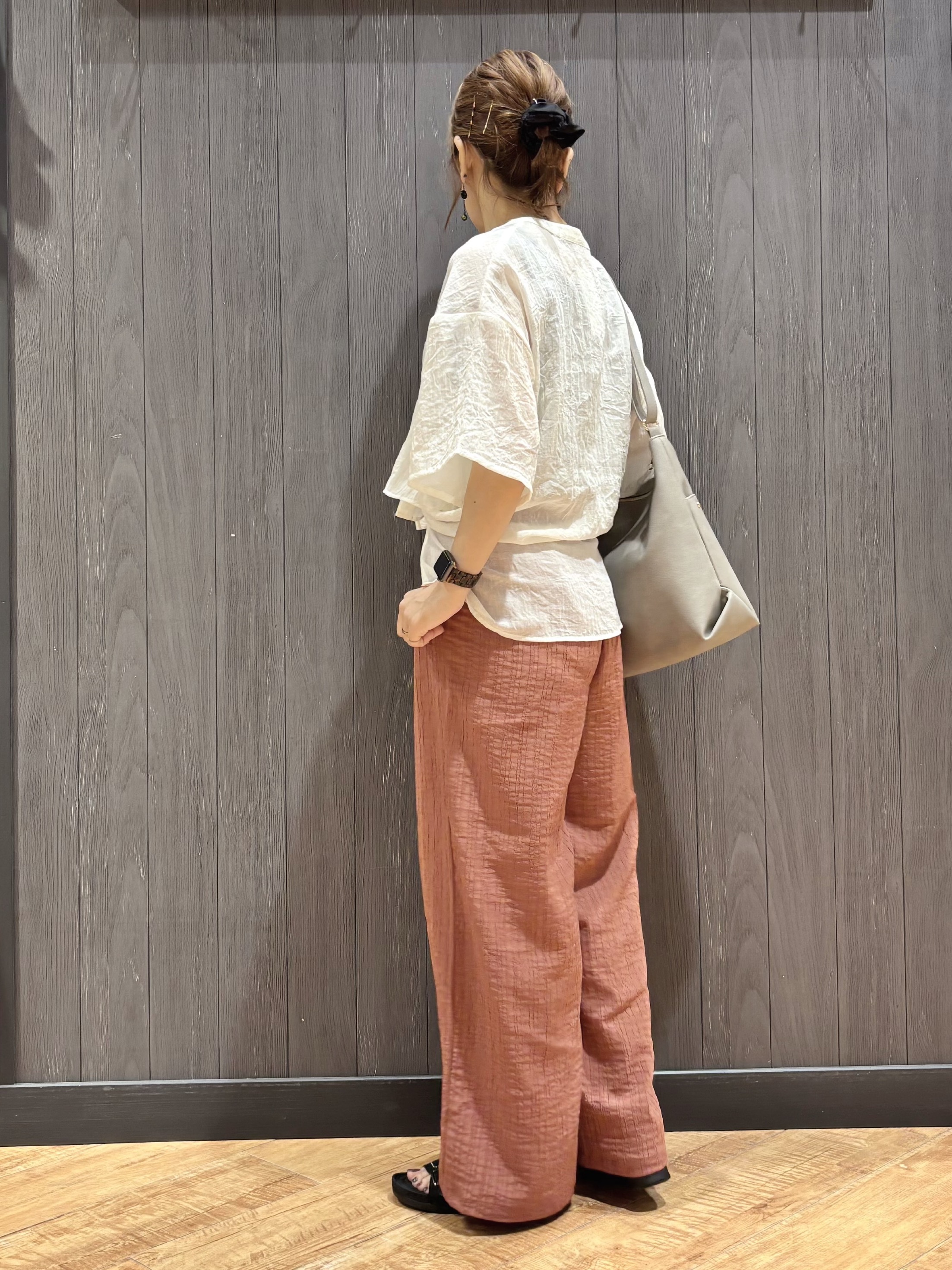 meiさんの「SHOO･LA･RUE｜フロントフリル シアーワッシャーブラウス」を使ったコーディネート
