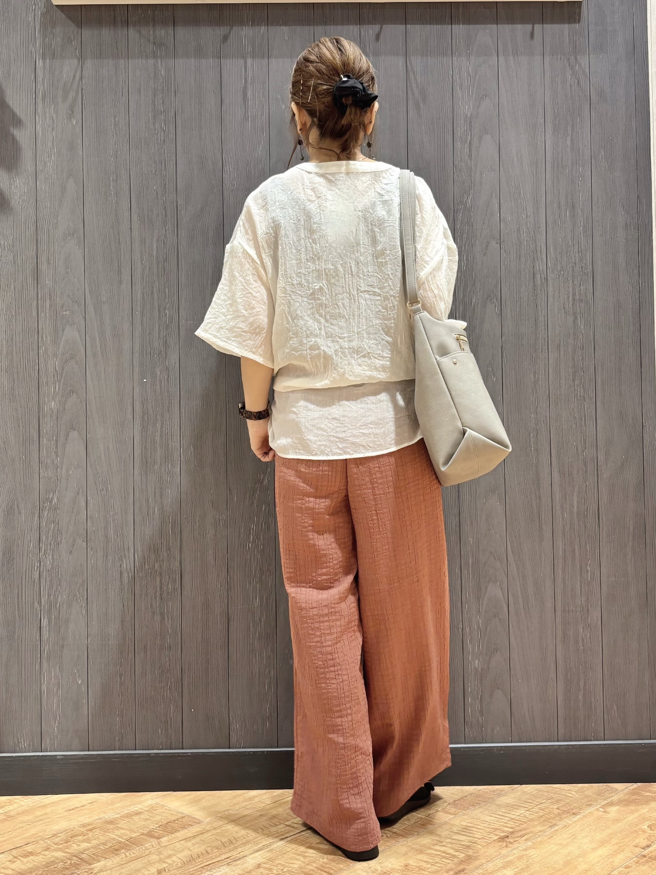 meiさんの「SHOO･LA･RUE｜フロントフリル シアーワッシャーブラウス」を使ったコーディネート