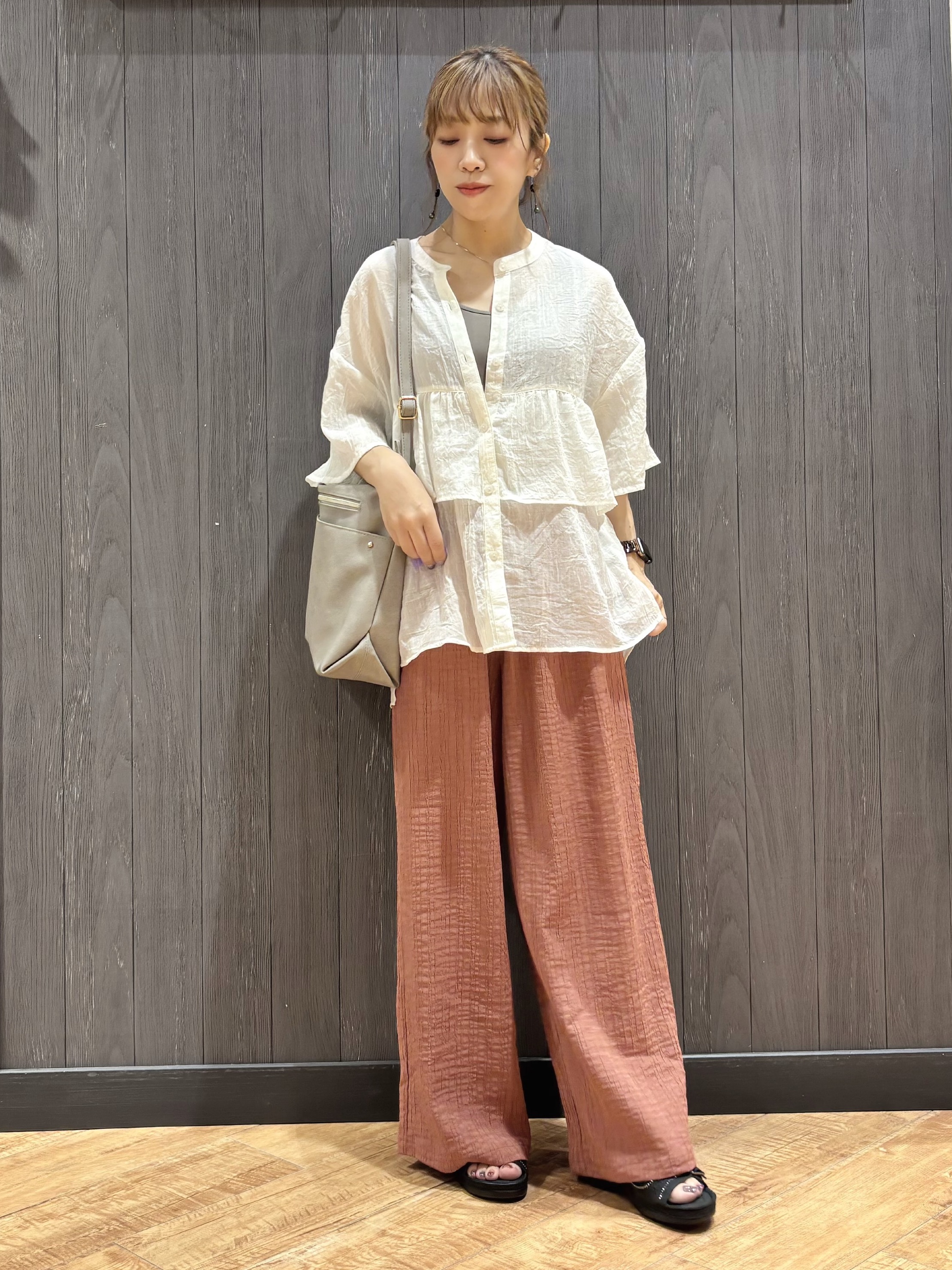 meiさんの「SHOO･LA･RUE｜フロントフリル シアーワッシャーブラウス」を使ったコーディネート
