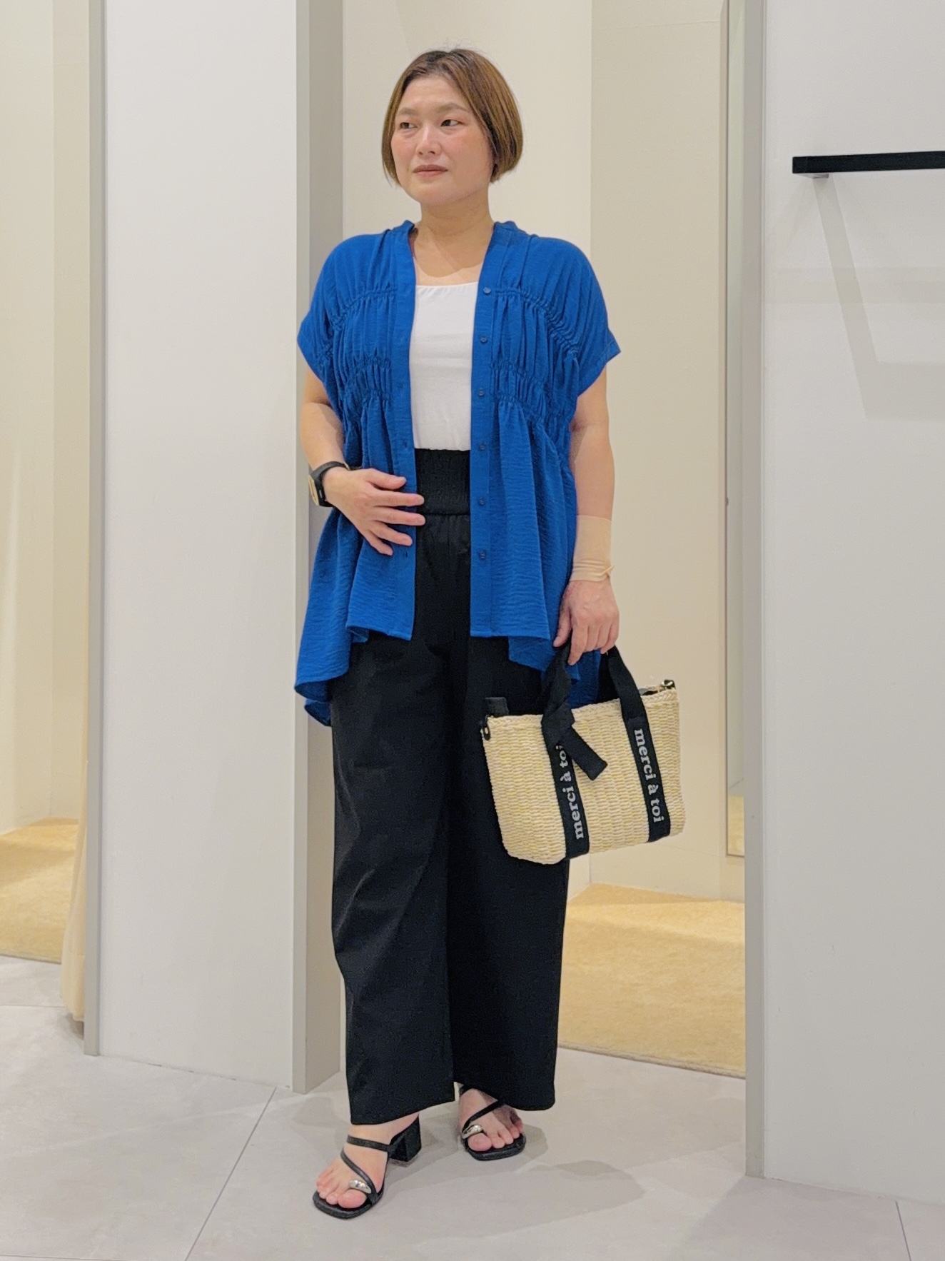タナさんの「THE SHOP TK｜【夏に嬉しい機能つき】ひんやりさらさら シャーリングブラウス」を使ったコーディネート