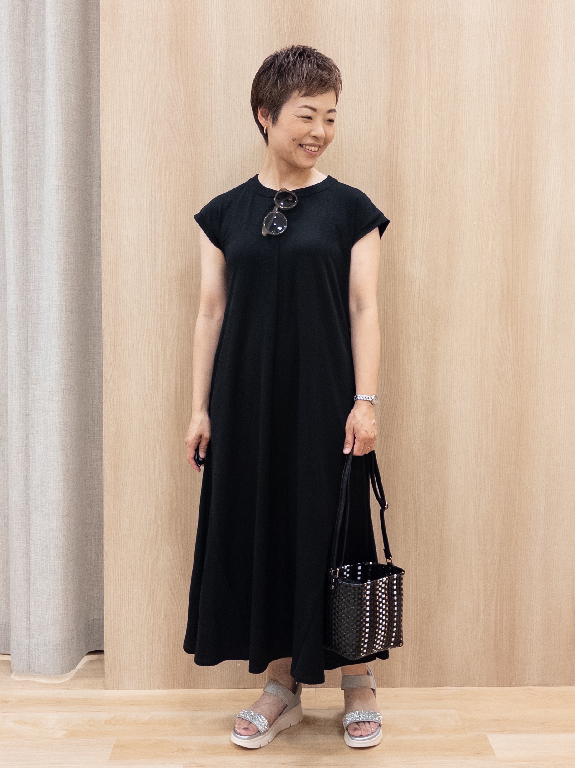 シュウコさんの「grove｜【低身長さんも選べる着丈】モクロディフレンチワンピース」を使ったコーディネート